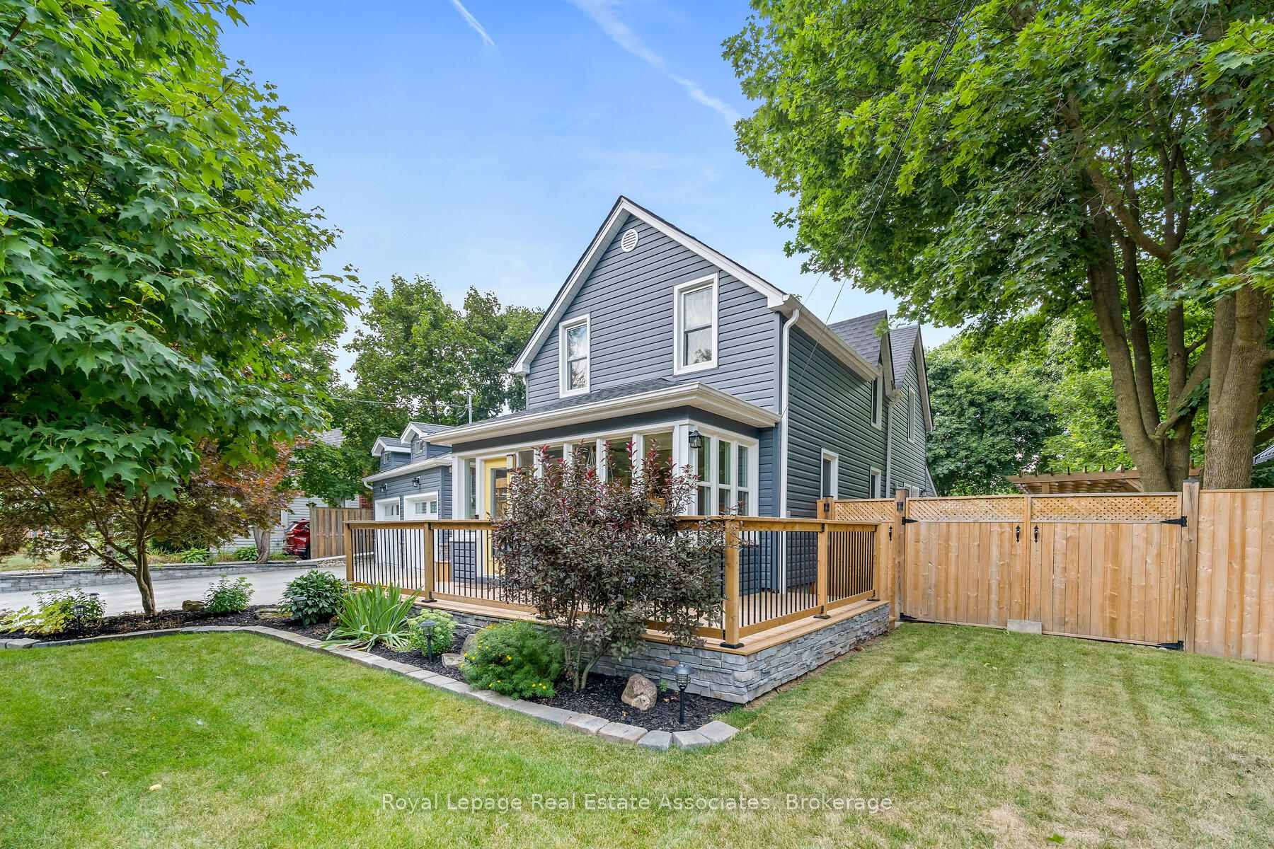 Photo 2 of 119 Crescent Street, Halton Hills, Acton — HOMEH