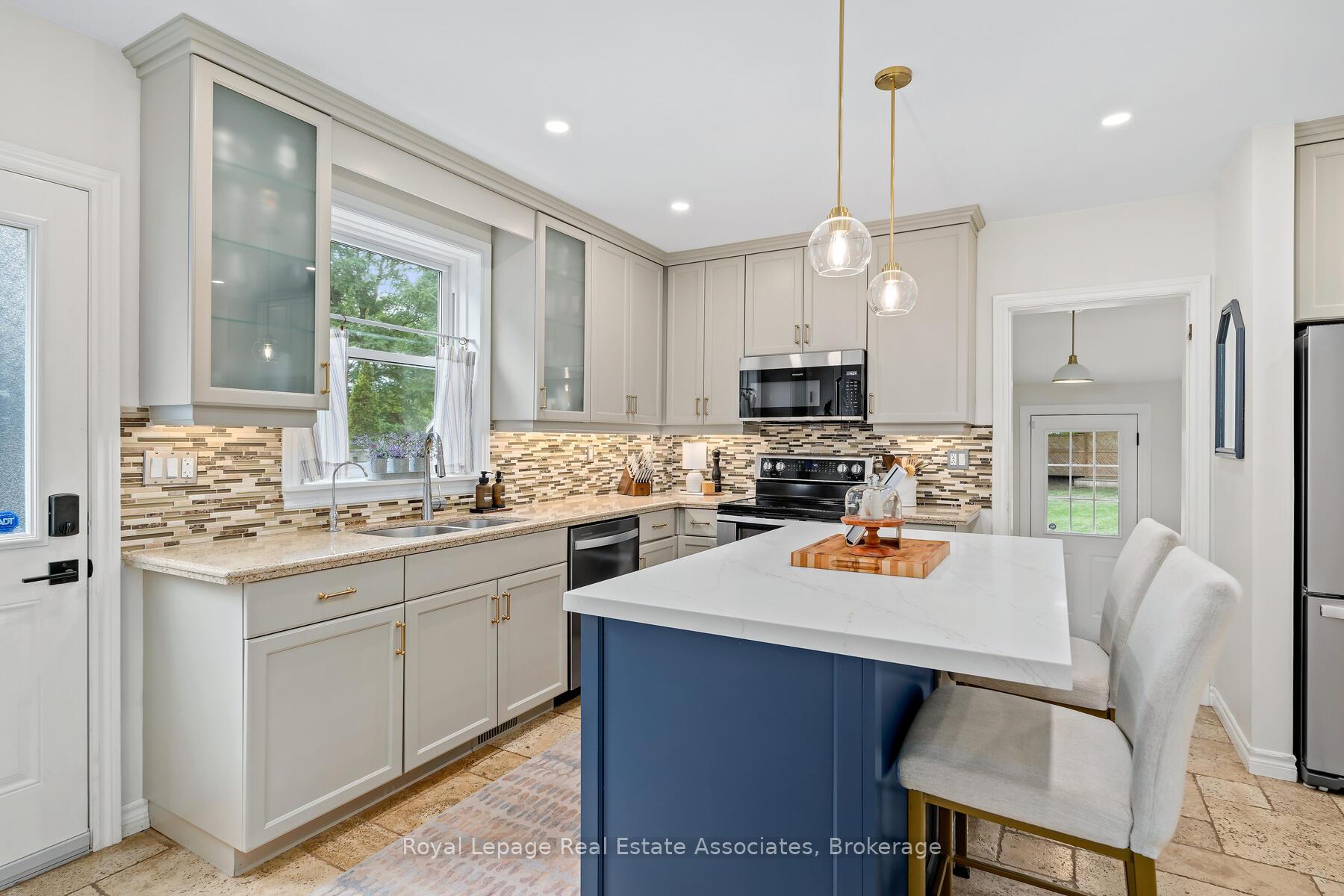 Photo 6 of 119 Crescent Street, Halton Hills, Acton — HOMEH