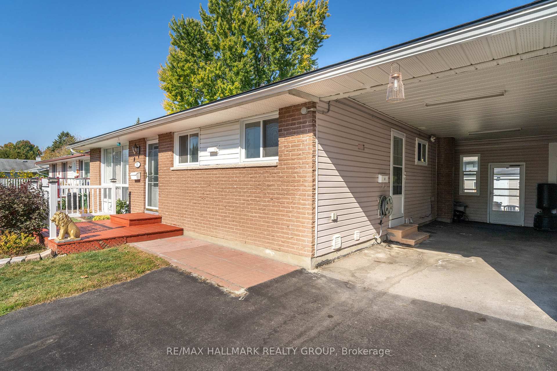Photo 8 of 591 Eastvale Drive, Ottawa, Beacon Hill North — HOMEH