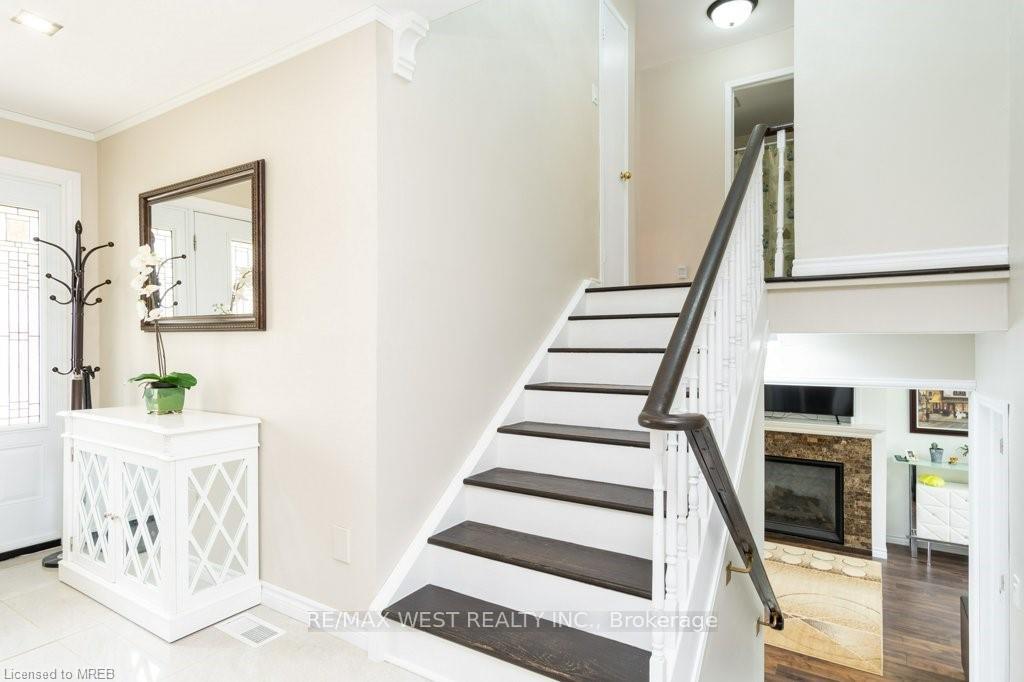 Photo 11 of 146 Harvie Road, Barrie, Holly — HOMEH
