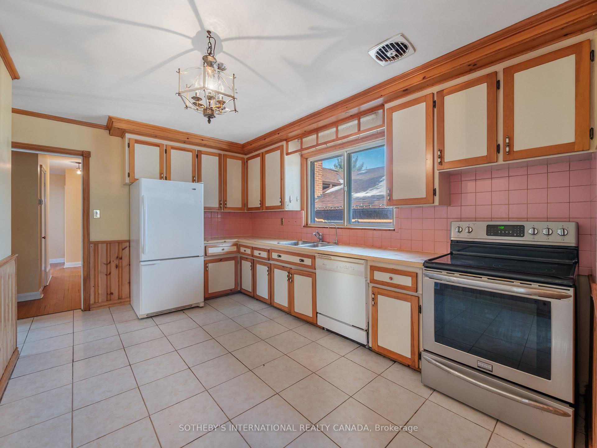 Photo 5 of 4 Riverlea Drive, Etobicoke, Humber Heights — HOMEH