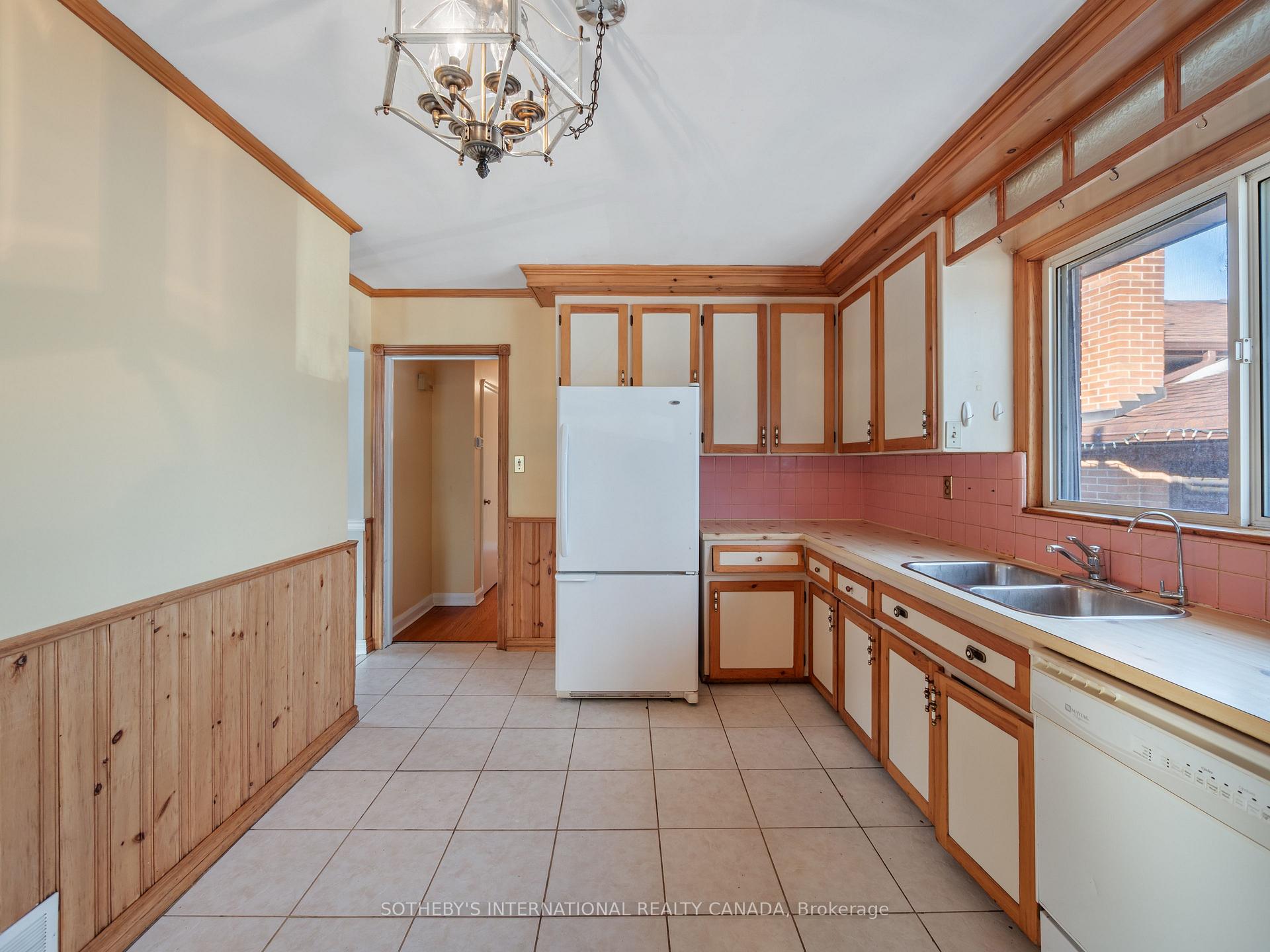 Photo 11 of 4 Riverlea Drive, Etobicoke, Humber Heights — HOMEH