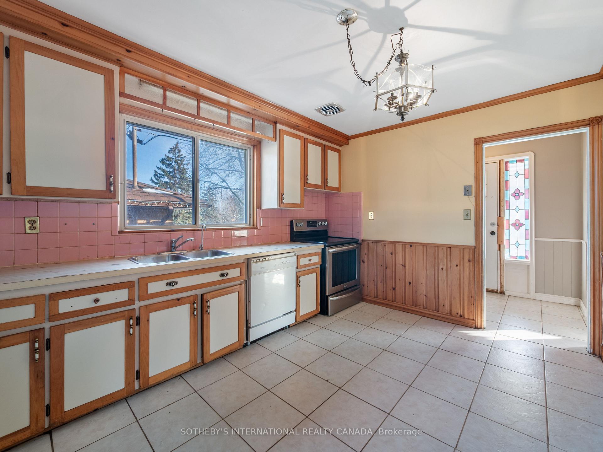 Photo 10 of 4 Riverlea Drive, Etobicoke, Humber Heights — HOMEH