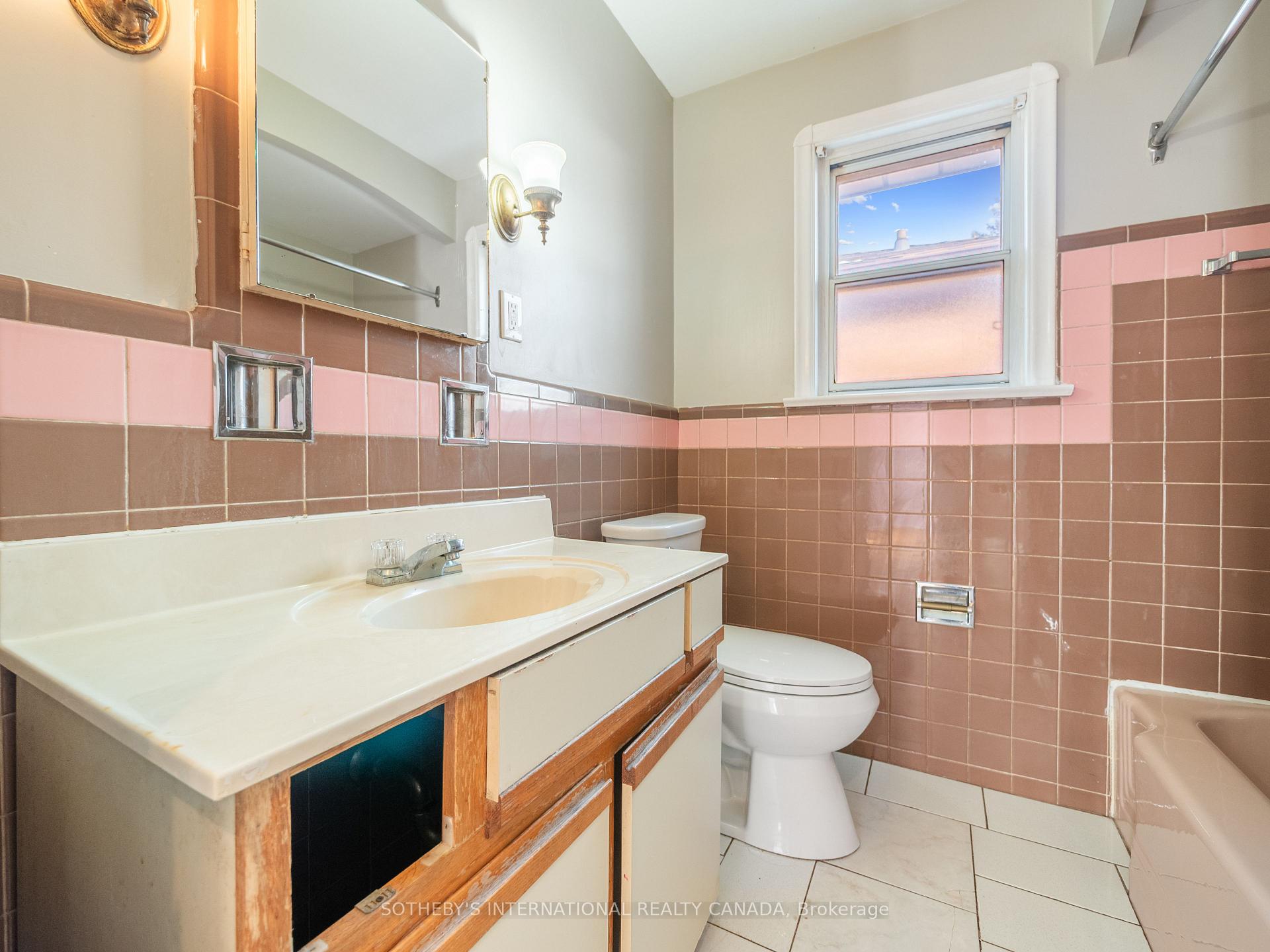 Photo 13 of 4 Riverlea Drive, Etobicoke, Humber Heights — HOMEH