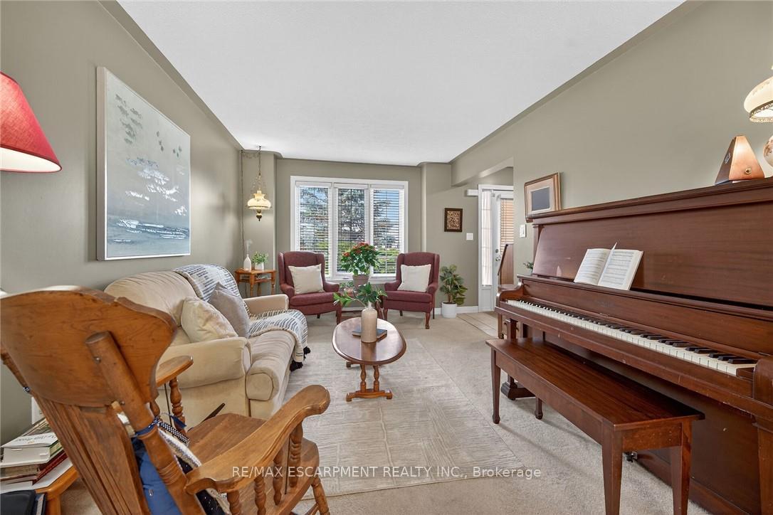 Photo 2 of 33 Oak Crescent, Haldimand — HOMEH