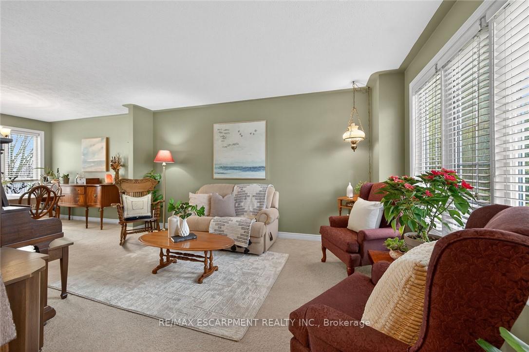Photo 4 of 33 Oak Crescent, Haldimand — HOMEH