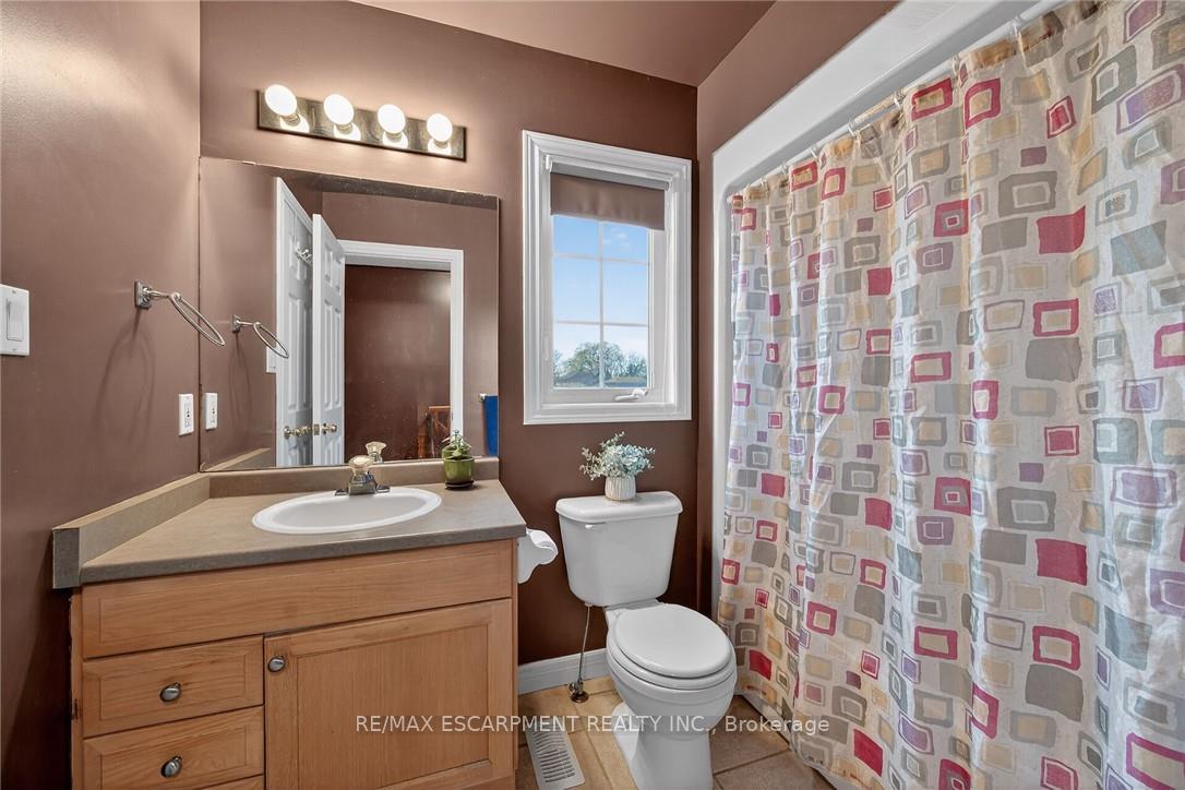 Photo 11 of 33 Oak Crescent, Haldimand — HOMEH