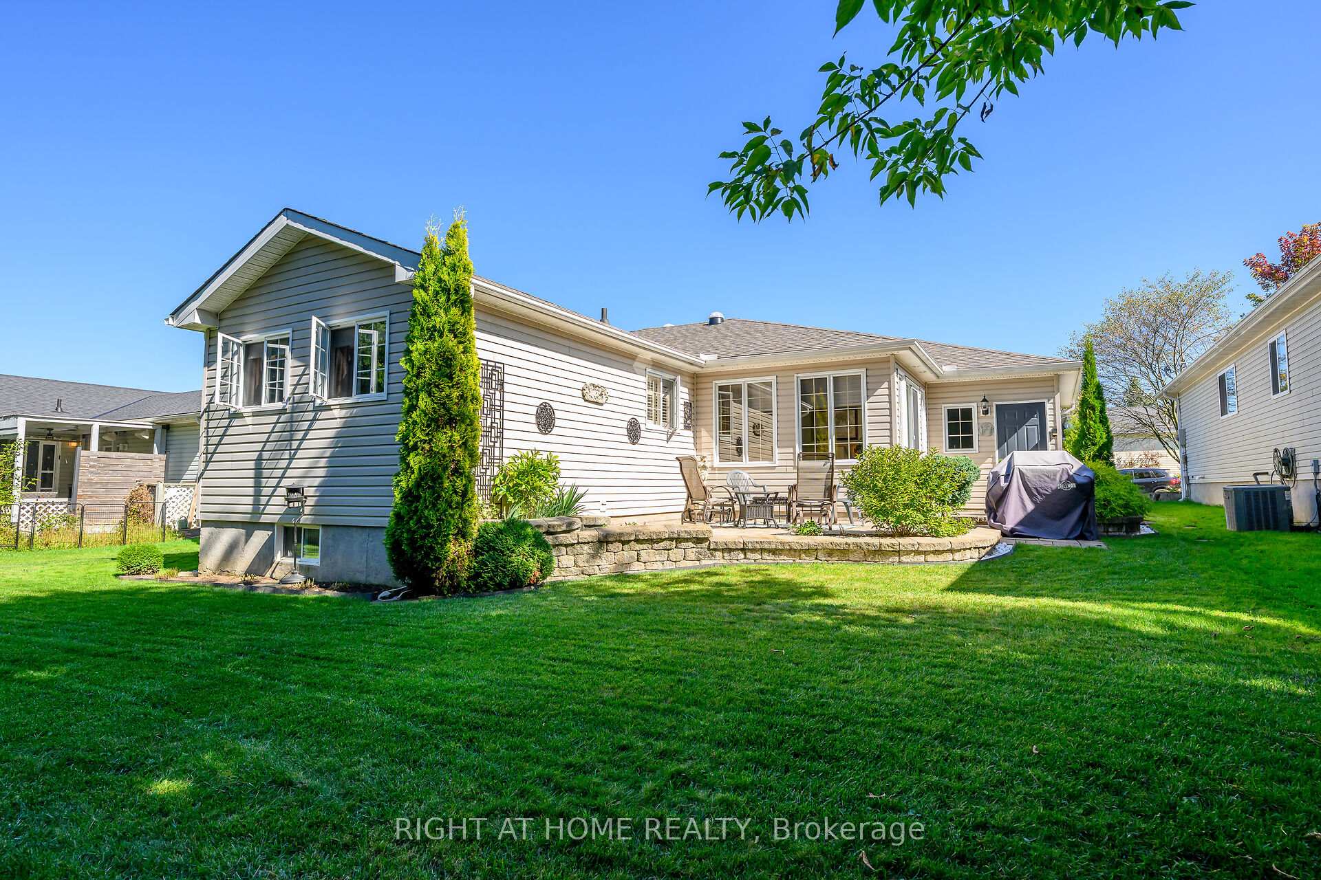 Photo 9 of 110 Kilroot Place, Hamilton, Rural Flamborough — HOMEH