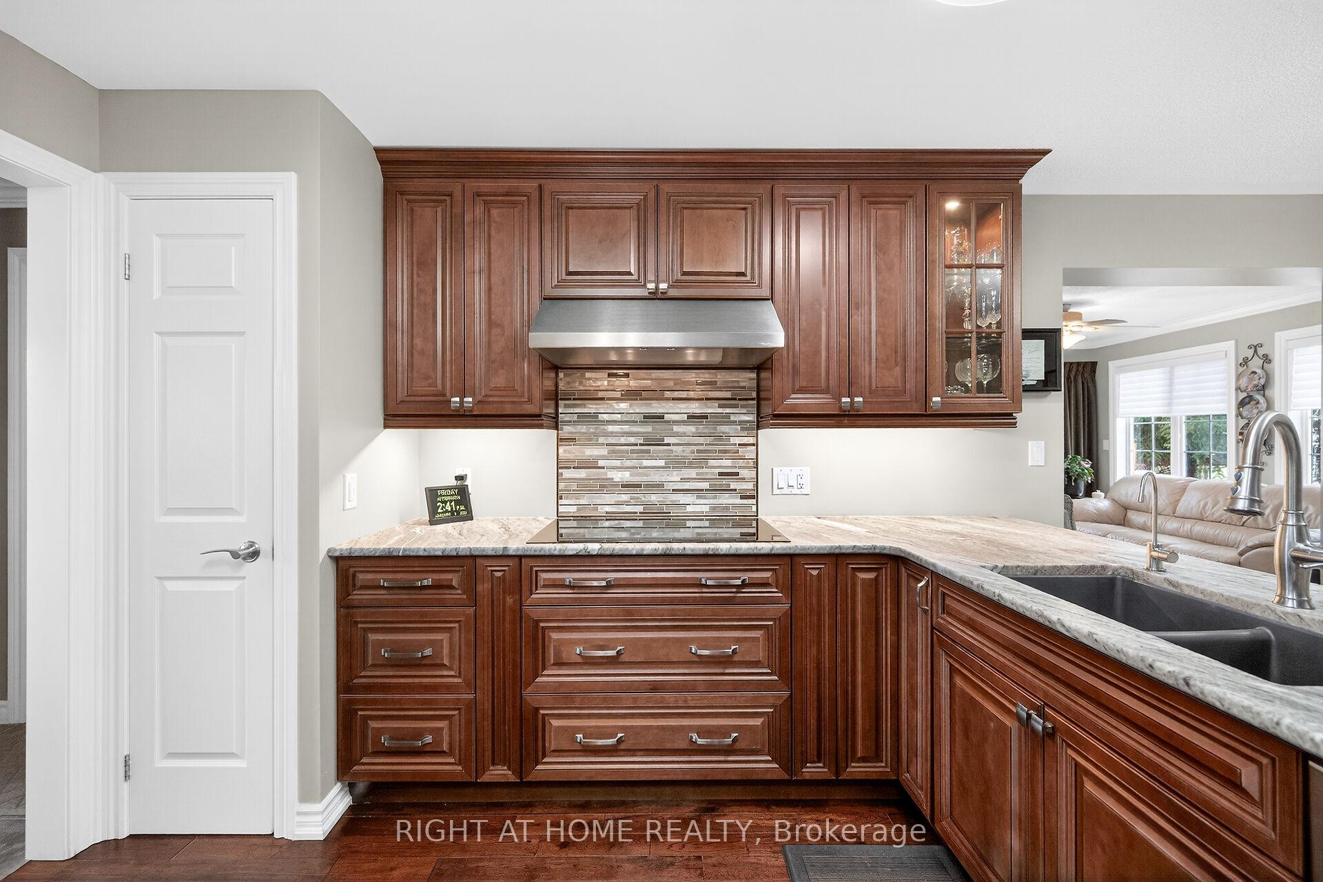 Photo 5 of 110 Kilroot Place, Hamilton, Rural Flamborough — HOMEH