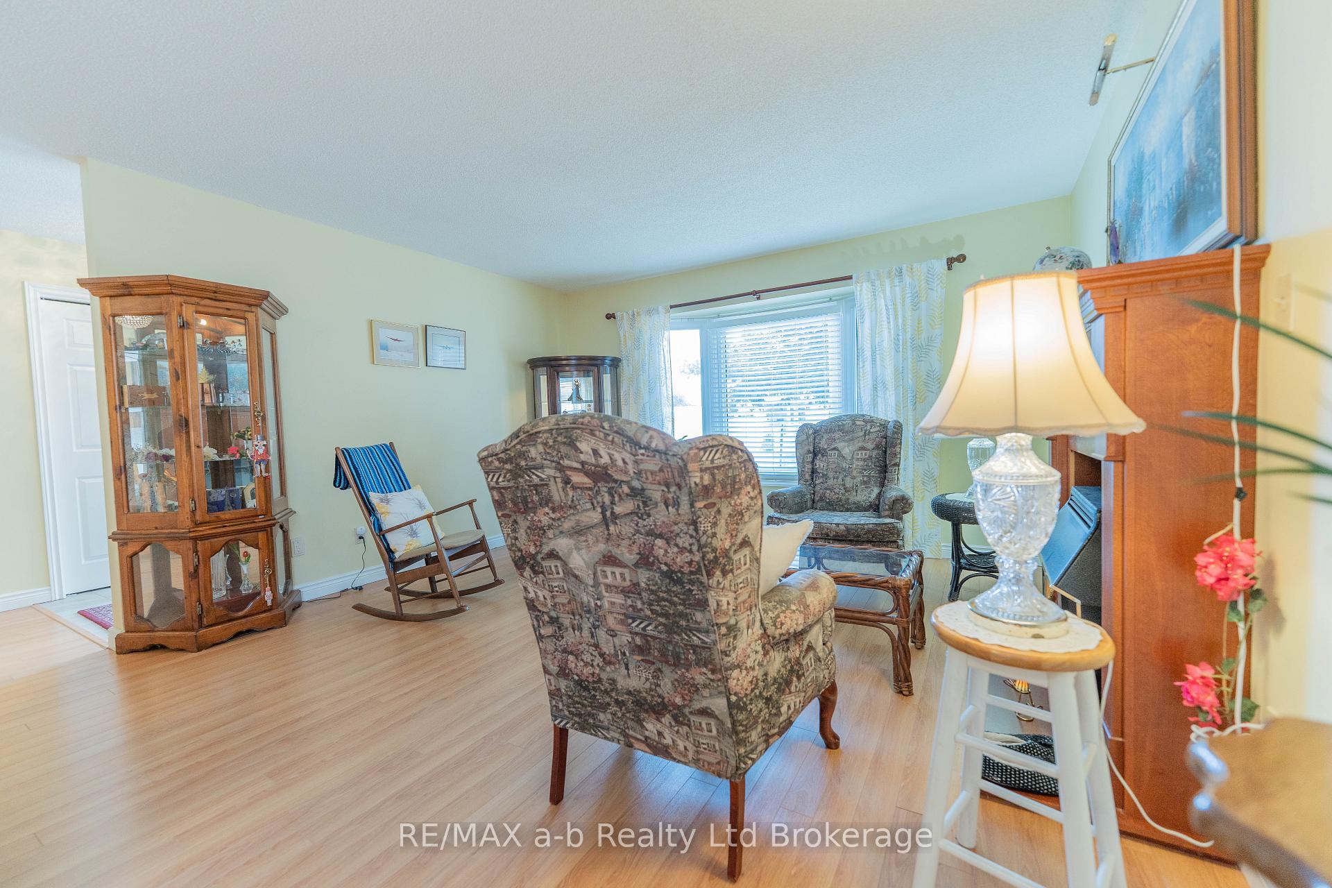 Photo 3 of 53 Hawkins Crescent, Tillsonburg — HOMEH