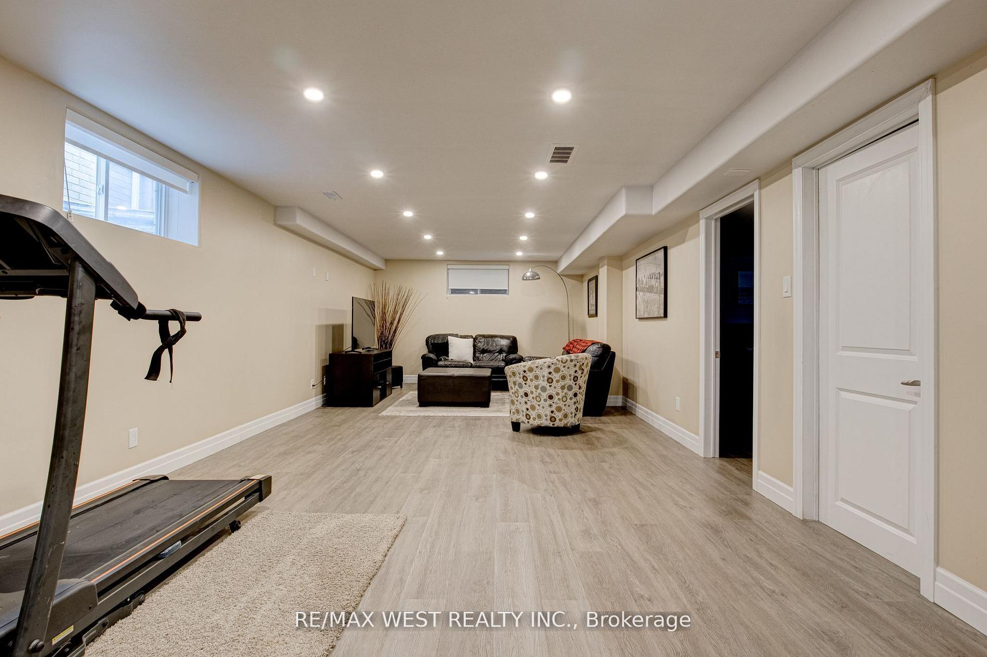 Photo 33 of 68 Challenger Avenue, North Dumfries — HOMEH