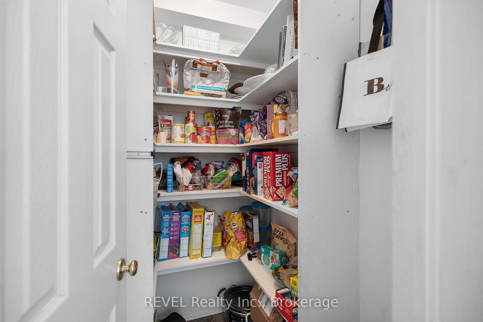 Photo 17 of 19 Crysler Crescent, Thorold, Confederation Heights — HOMEH