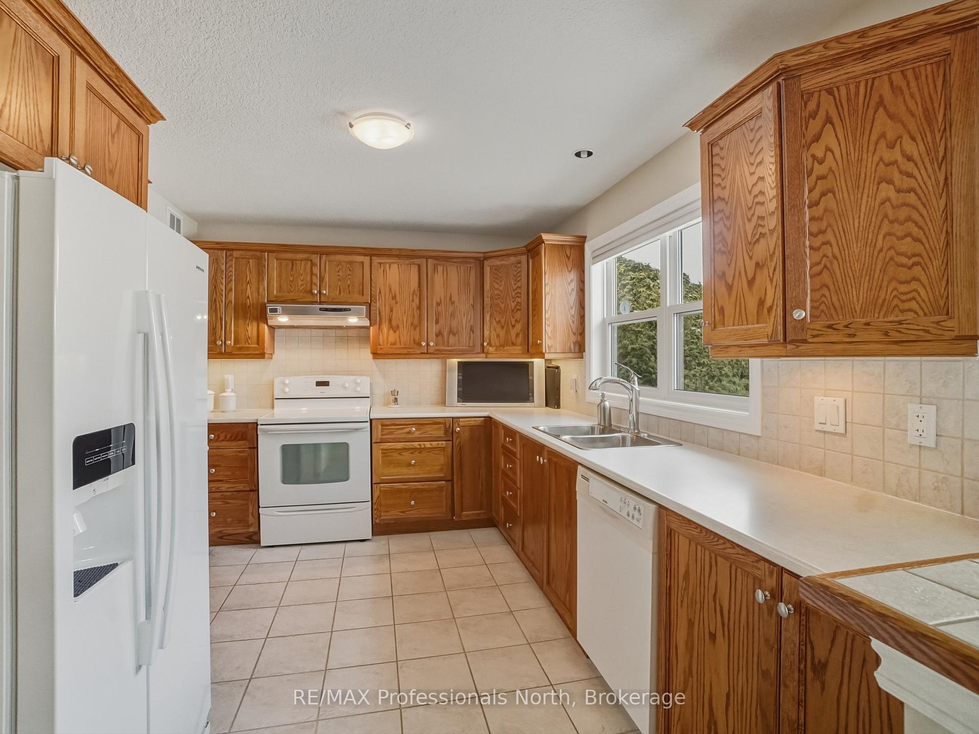 Photo 10 of 77 Ewing Street, Bracebridge, Monck (Bracebridge) — HOMEH