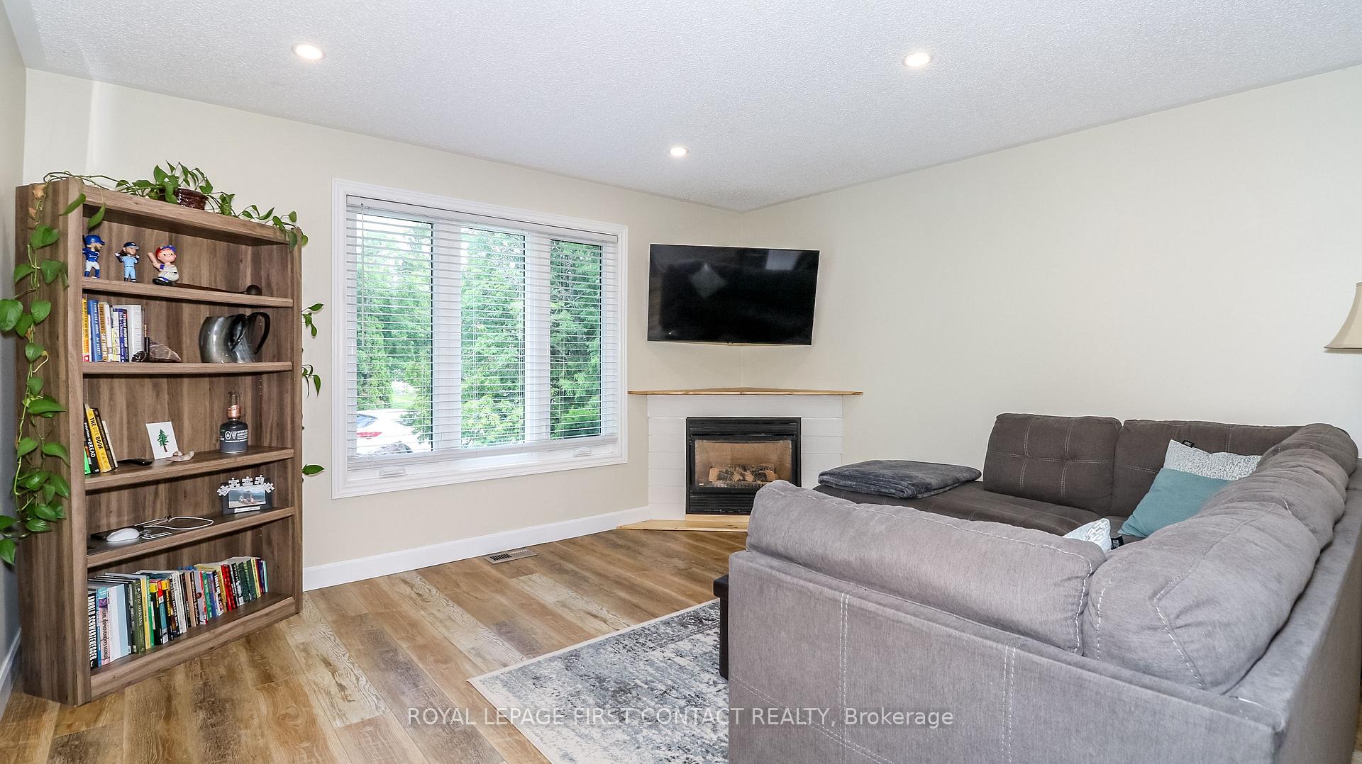 Photo 4 of 1 Mariposa Drive, Orillia — HOMEH