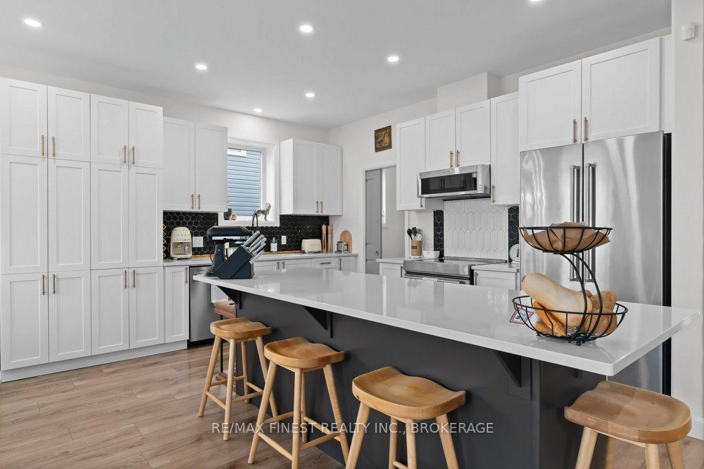 Photo 10 of 313 Pratt Drive, Loyalist, Amherstview — HOMEH