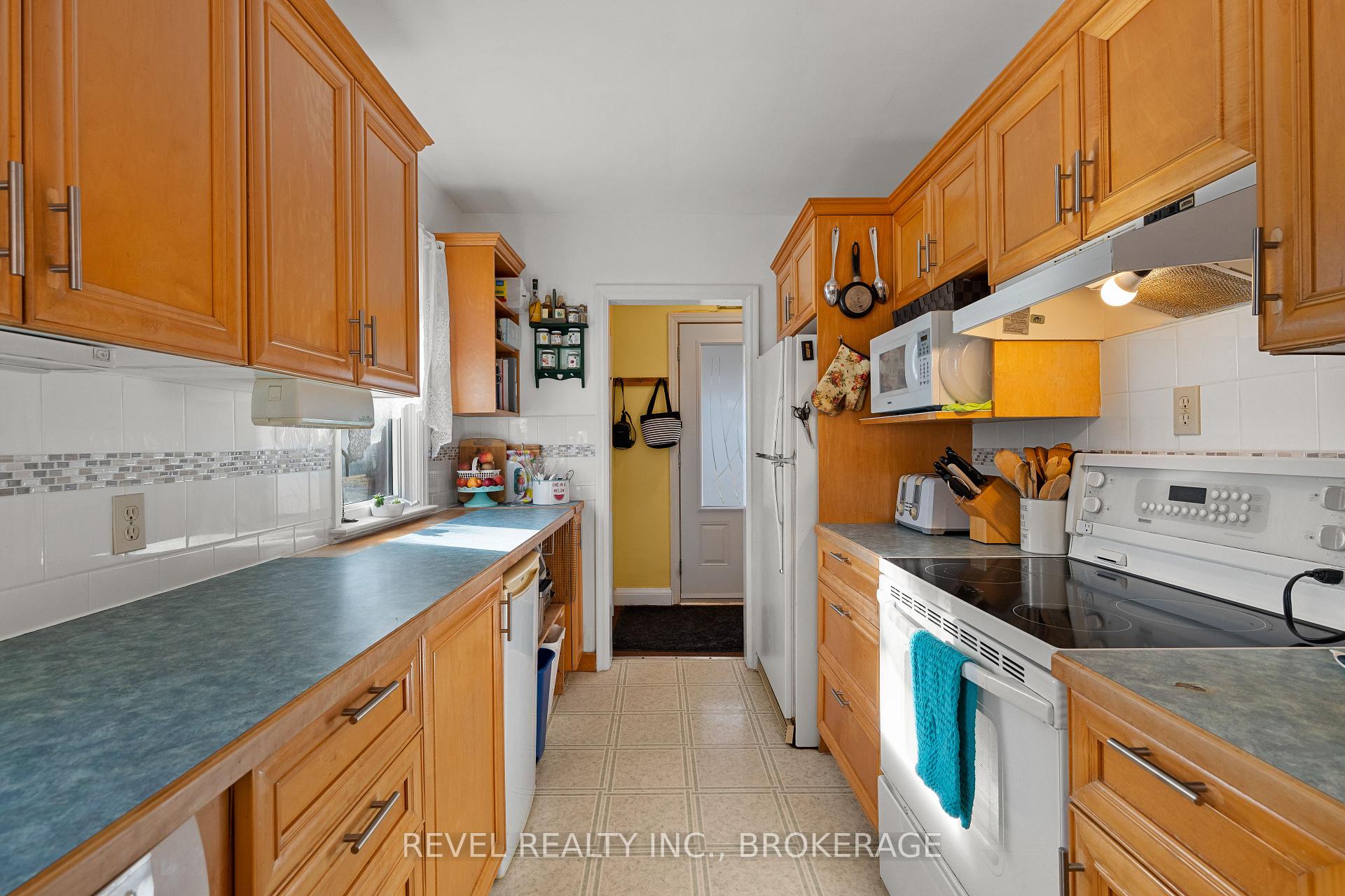 Photo 4 of 9 Hillcrest Avenue, Kingston, East of Sir John A. Blvd — HOMEH