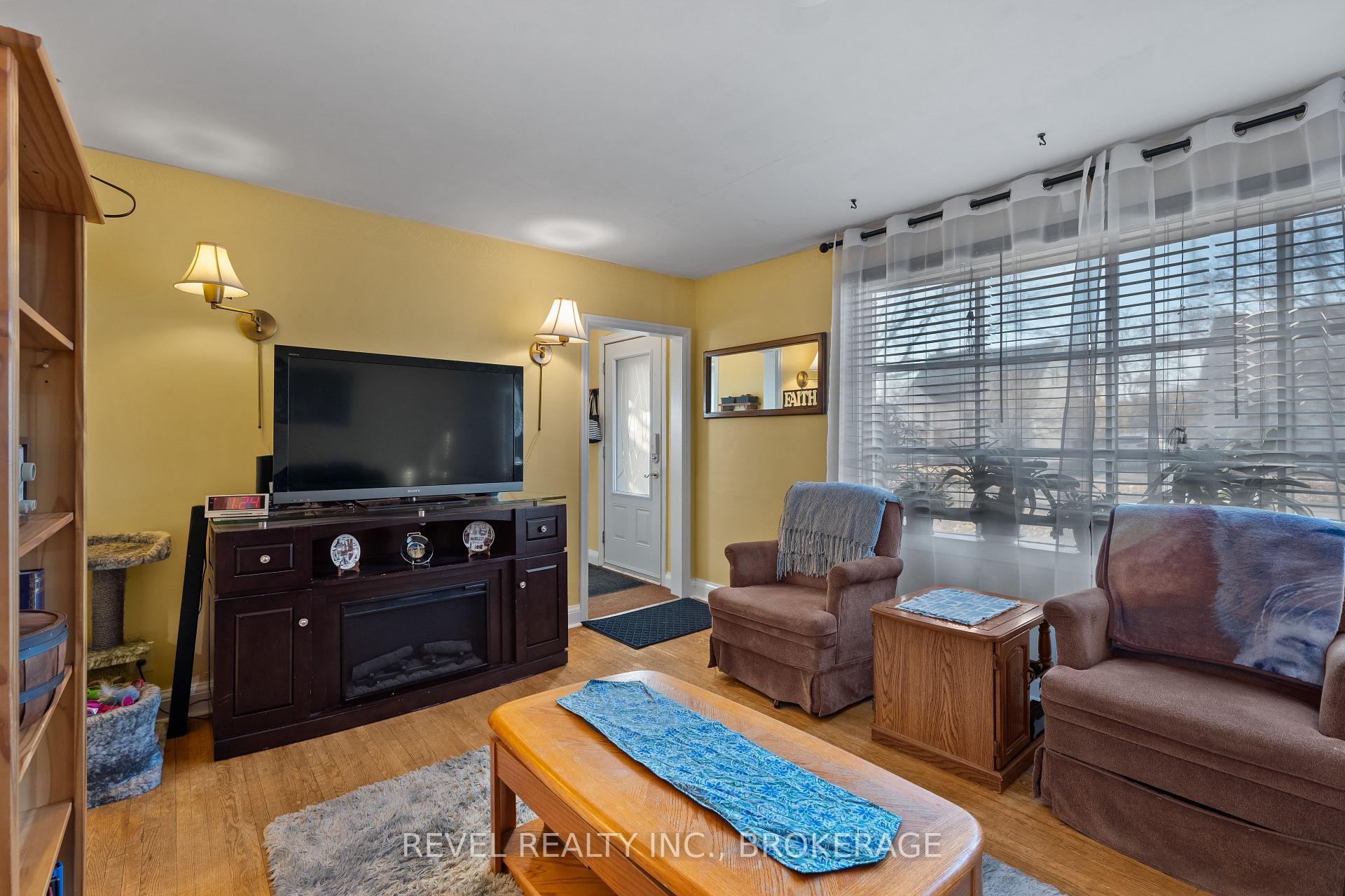 Photo 3 of 9 Hillcrest Avenue, Kingston, East of Sir John A. Blvd — HOMEH