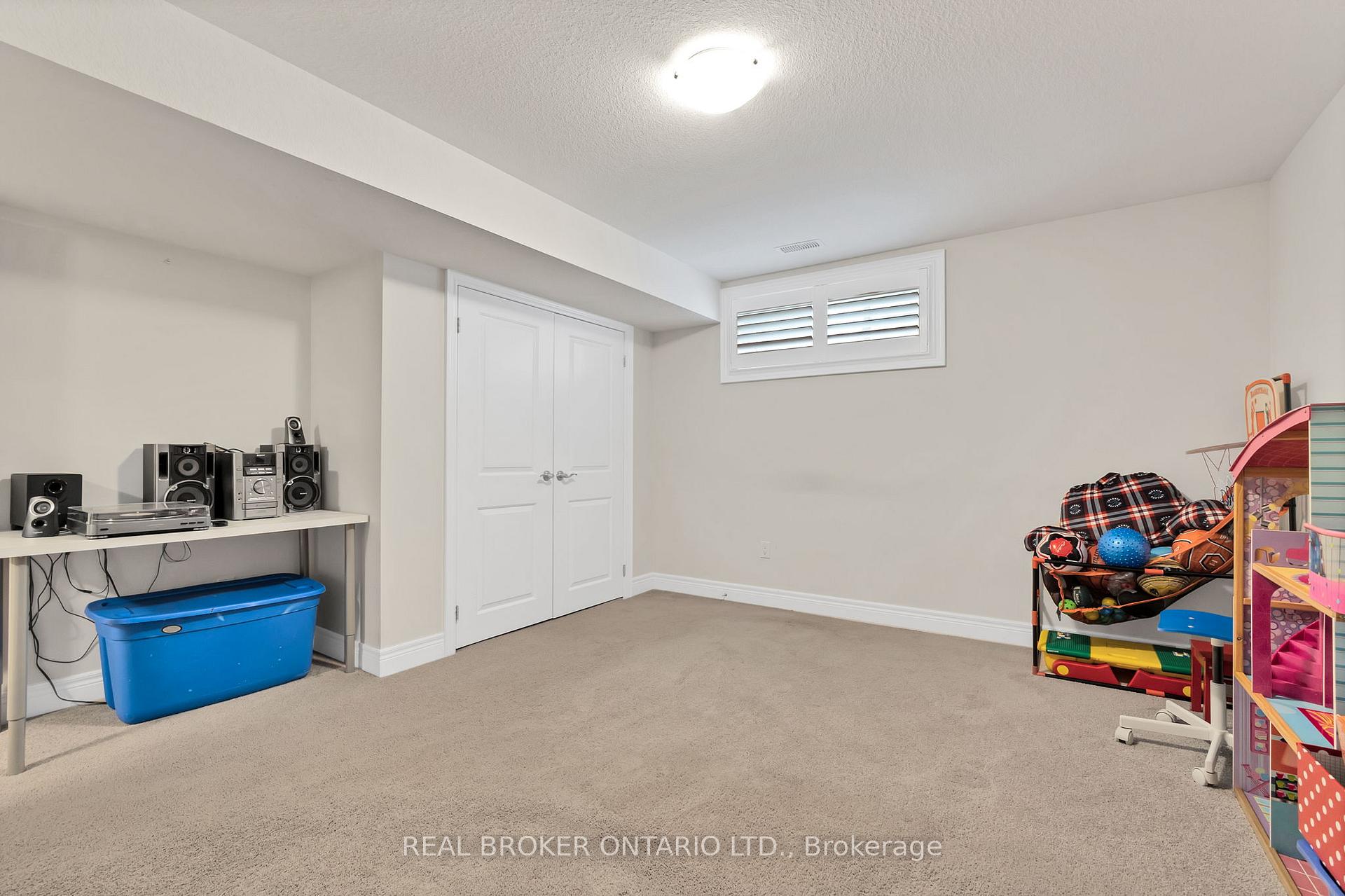 Photo 18 of 206 Carriage Way S, Waterloo — HOMEH