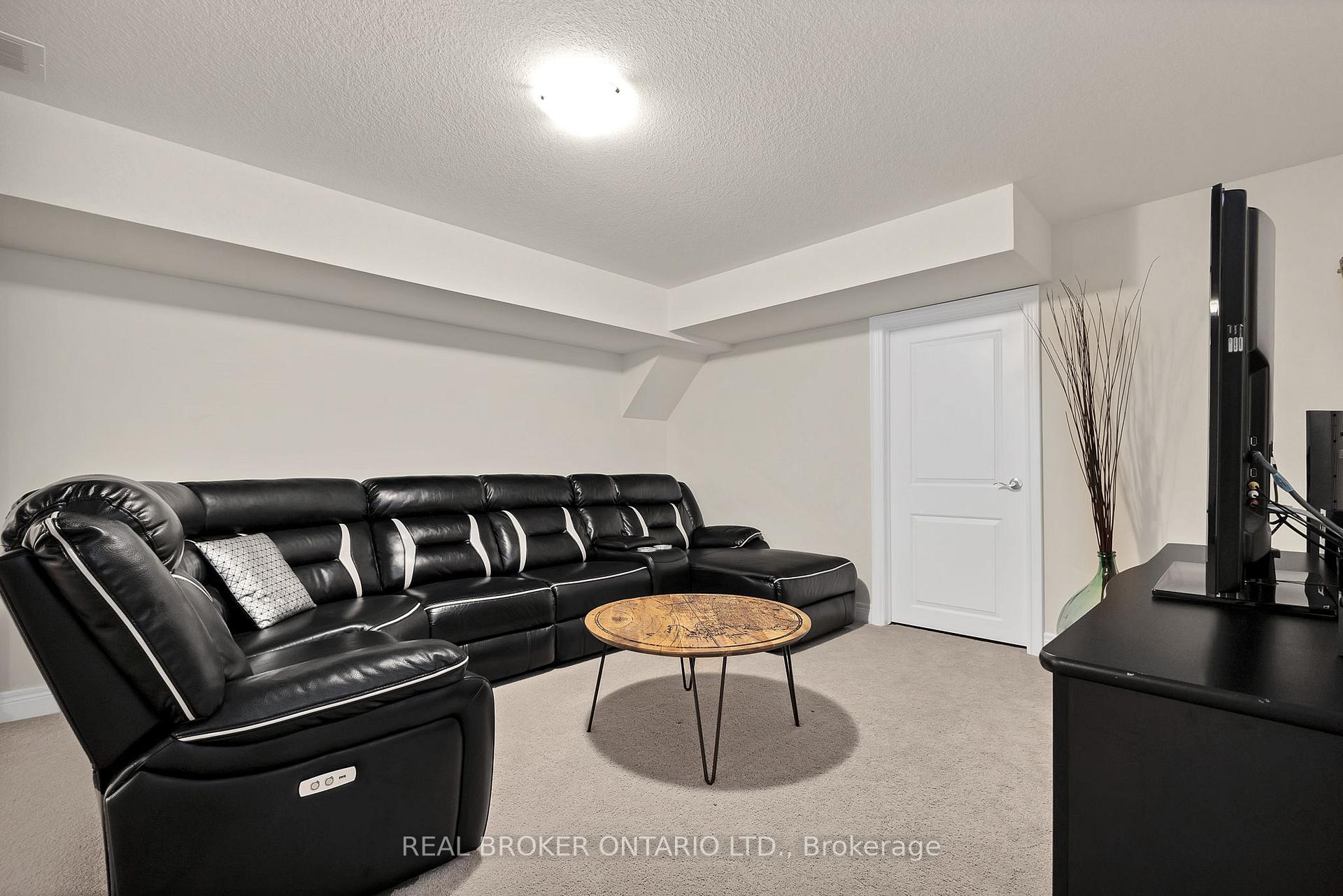 Photo 29 of 206 Carriage Way S, Waterloo — HOMEH