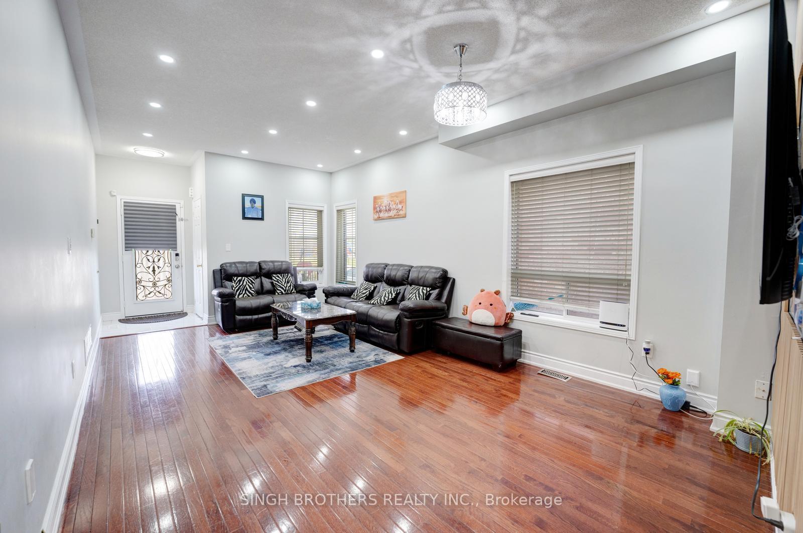 Photo 6 of 28 Jordensen Drive, Brampton, Credit Valley — HOMEH