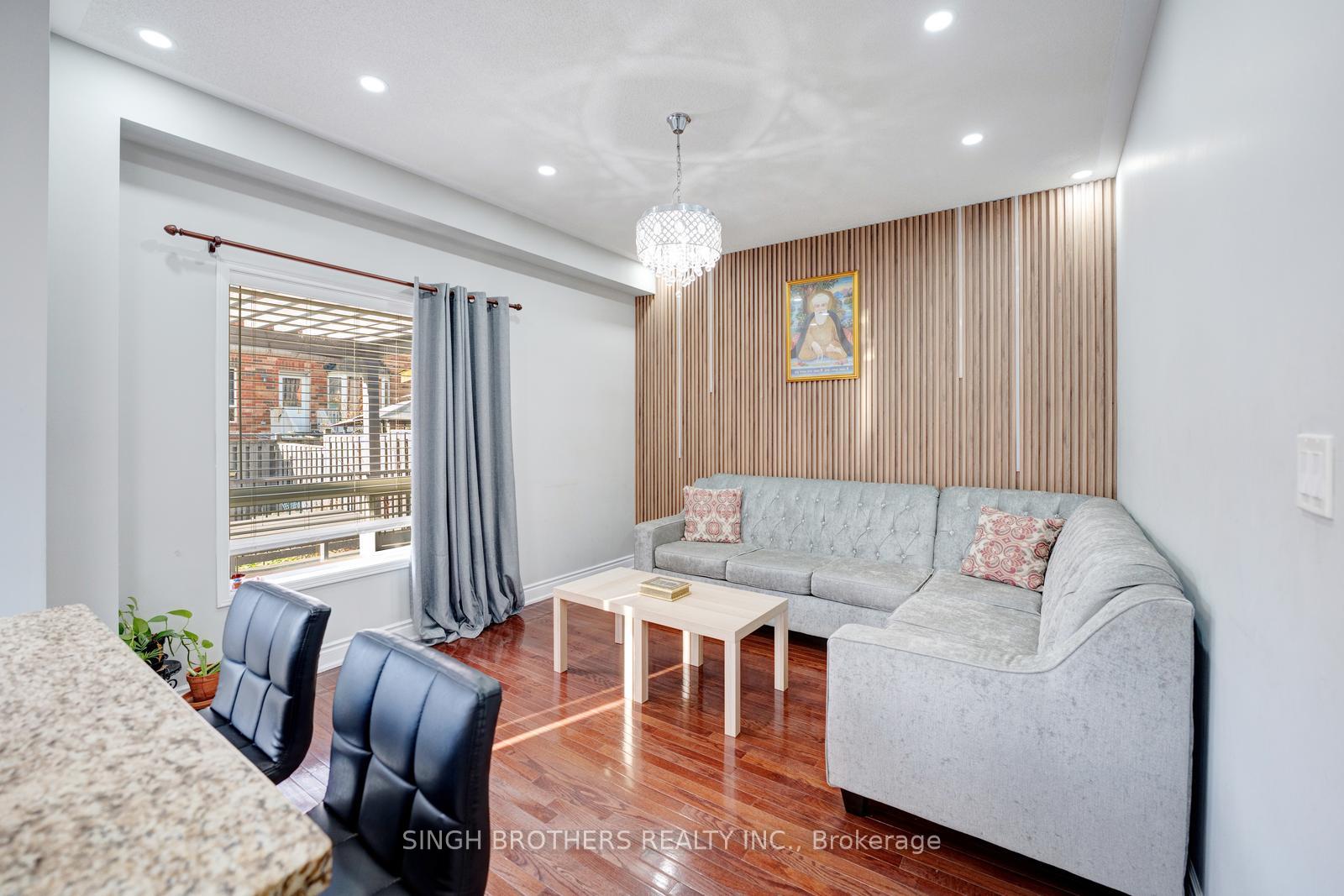Photo 4 of 28 Jordensen Drive, Brampton, Credit Valley — HOMEH