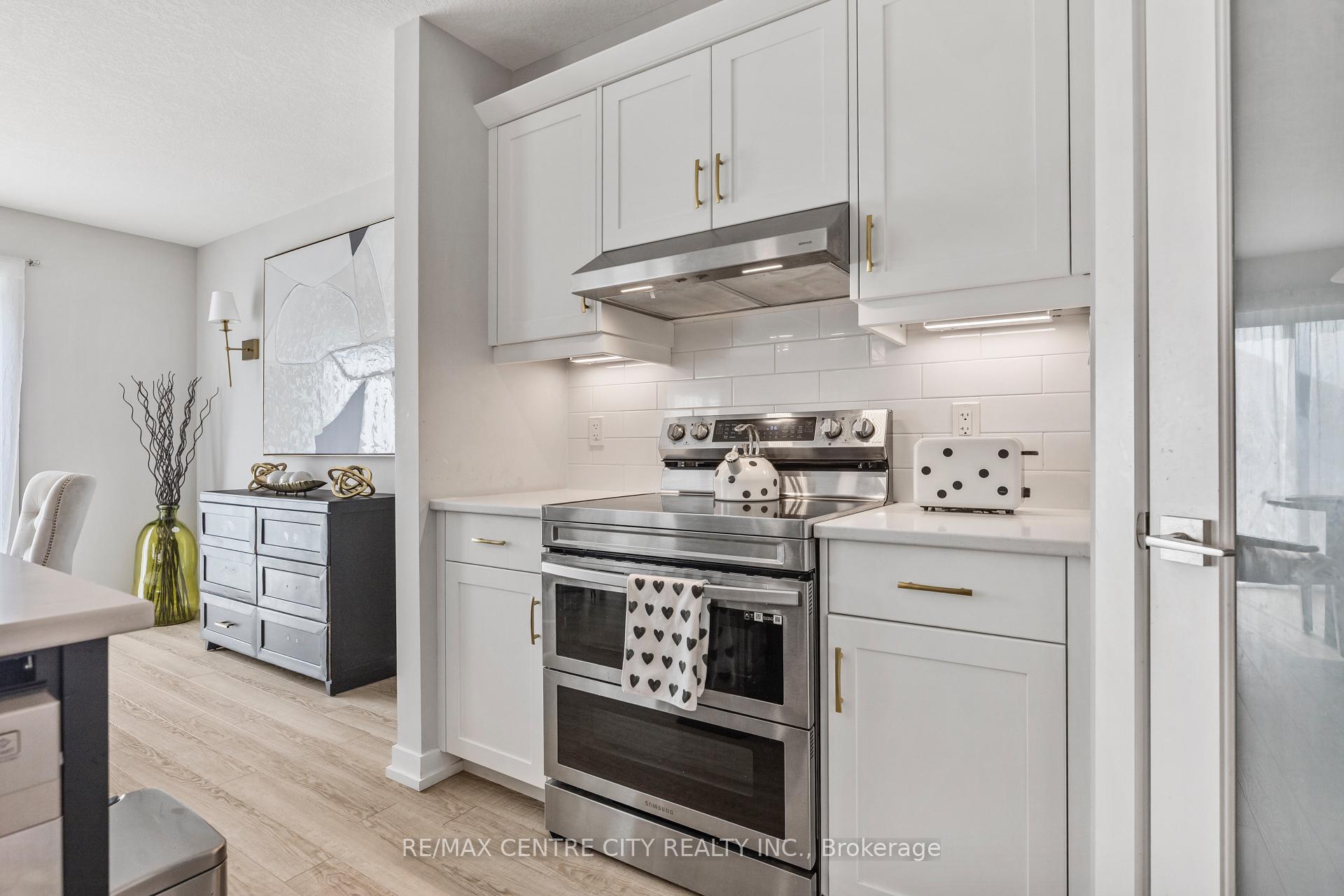 Photo 8 of 93 Benjamin Parkway, St. Thomas — HOMEH