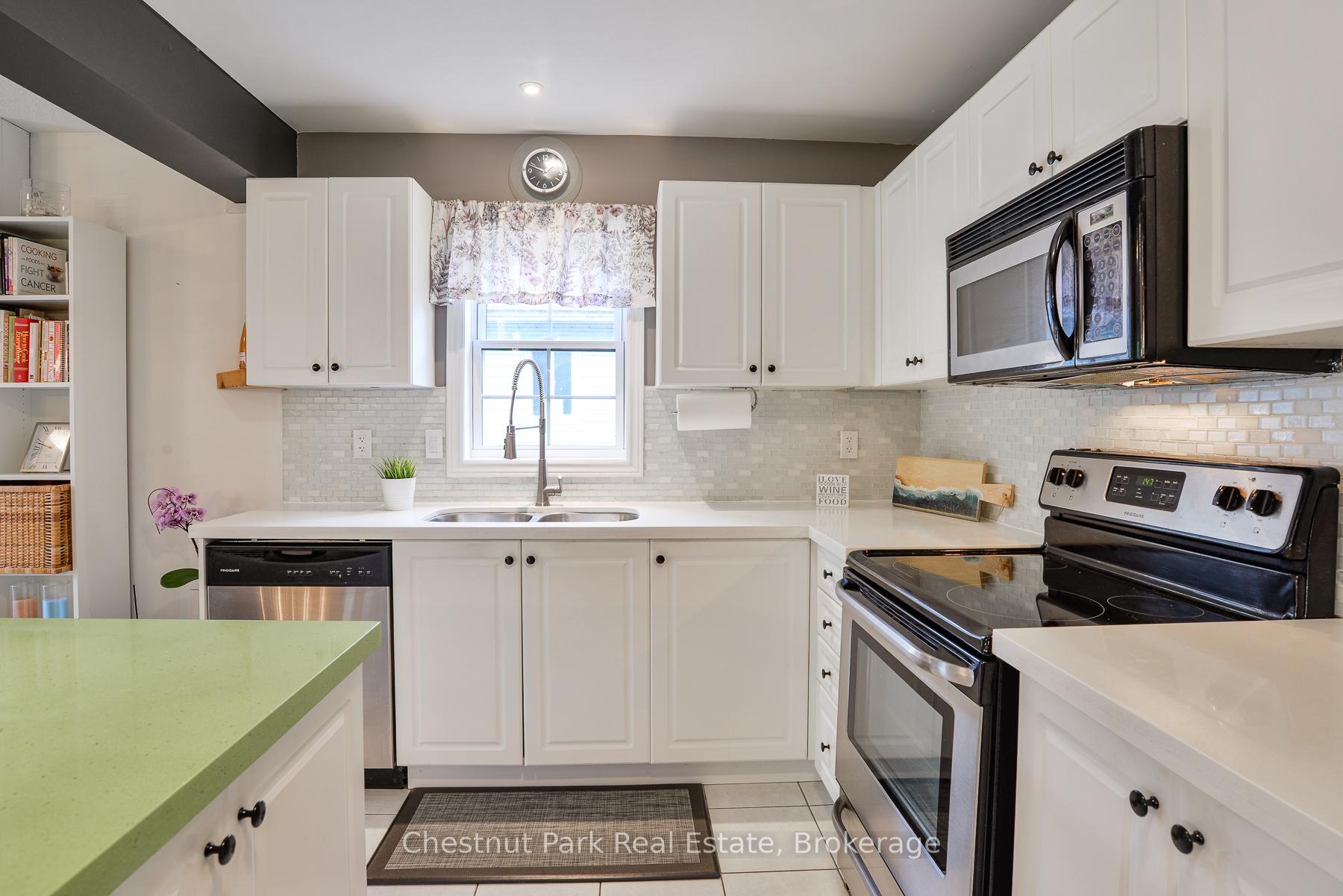 Photo 5 of 180 Pine Street, Gravenhurst, Wood (Gravenhurst) — HOMEH