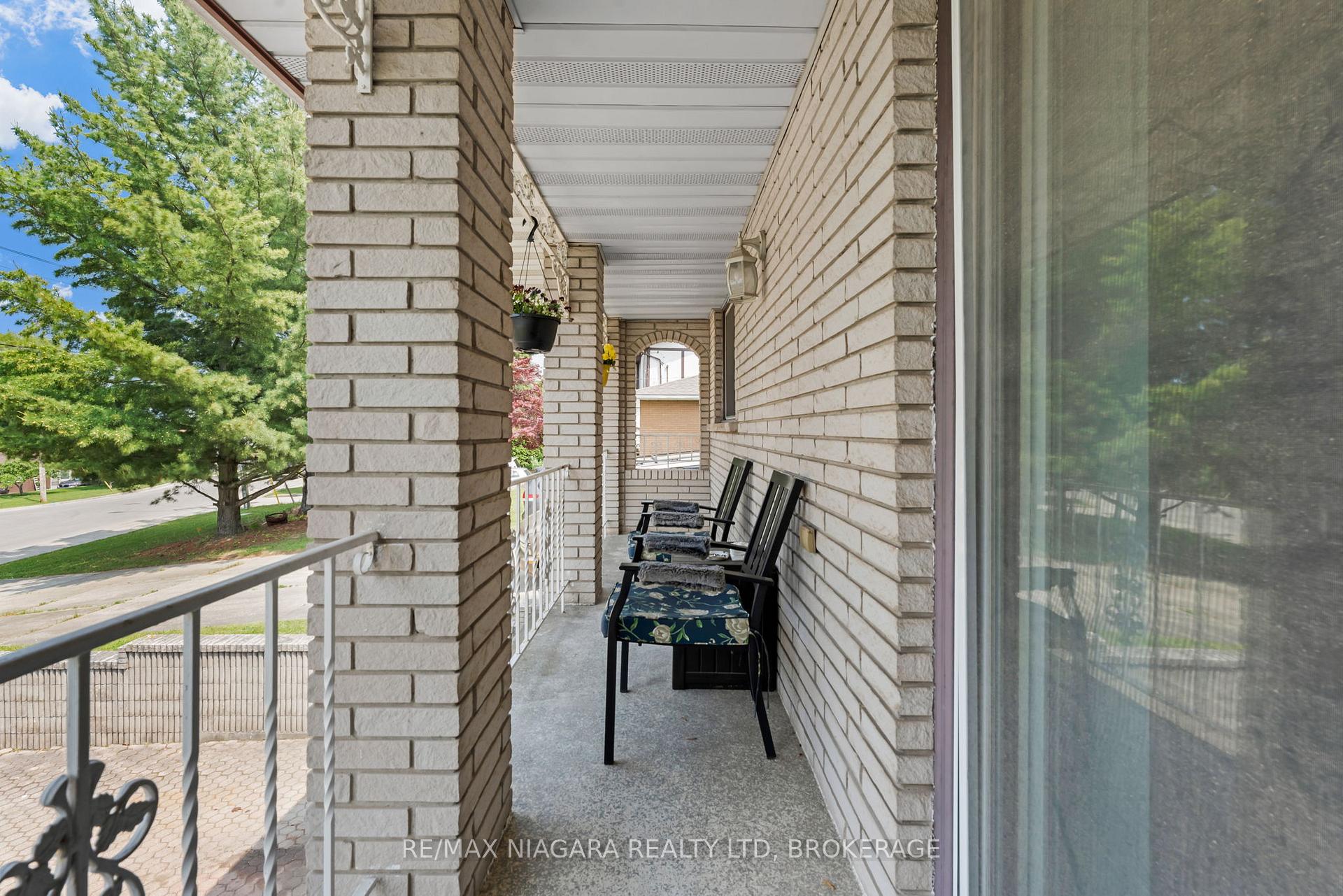 Photo 3 of 116 Pine Drive, Hamilton, Stoney Creek — HOMEH