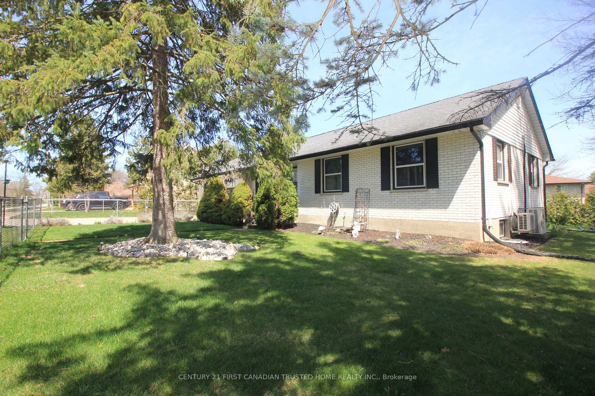 Photo 20 of 2294 Gore Street, Strathroy-Caradoc, Mount Brydges — HOMEH