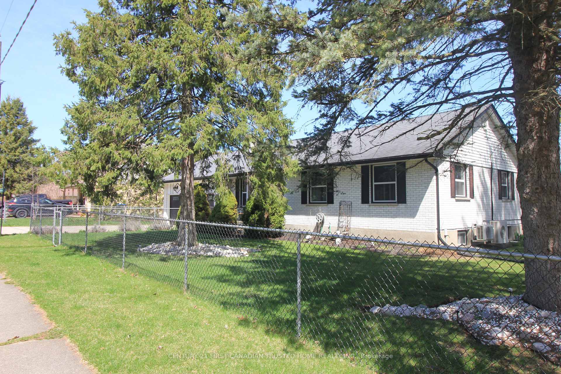 Photo 3 of 2294 Gore Street, Strathroy-Caradoc, Mount Brydges — HOMEH