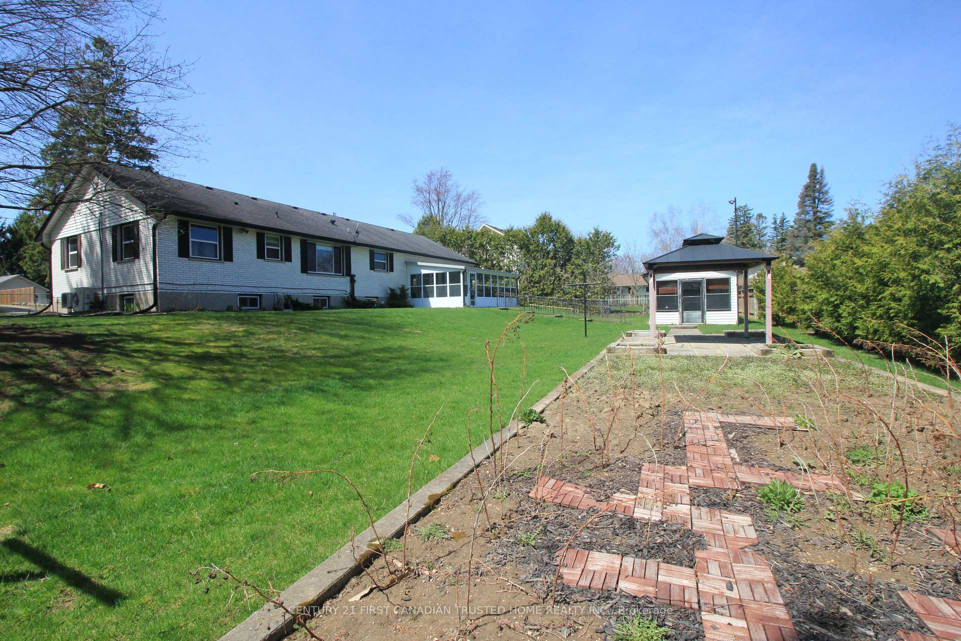 Photo 35 of 2294 Gore Street, Strathroy-Caradoc, Mount Brydges — HOMEH