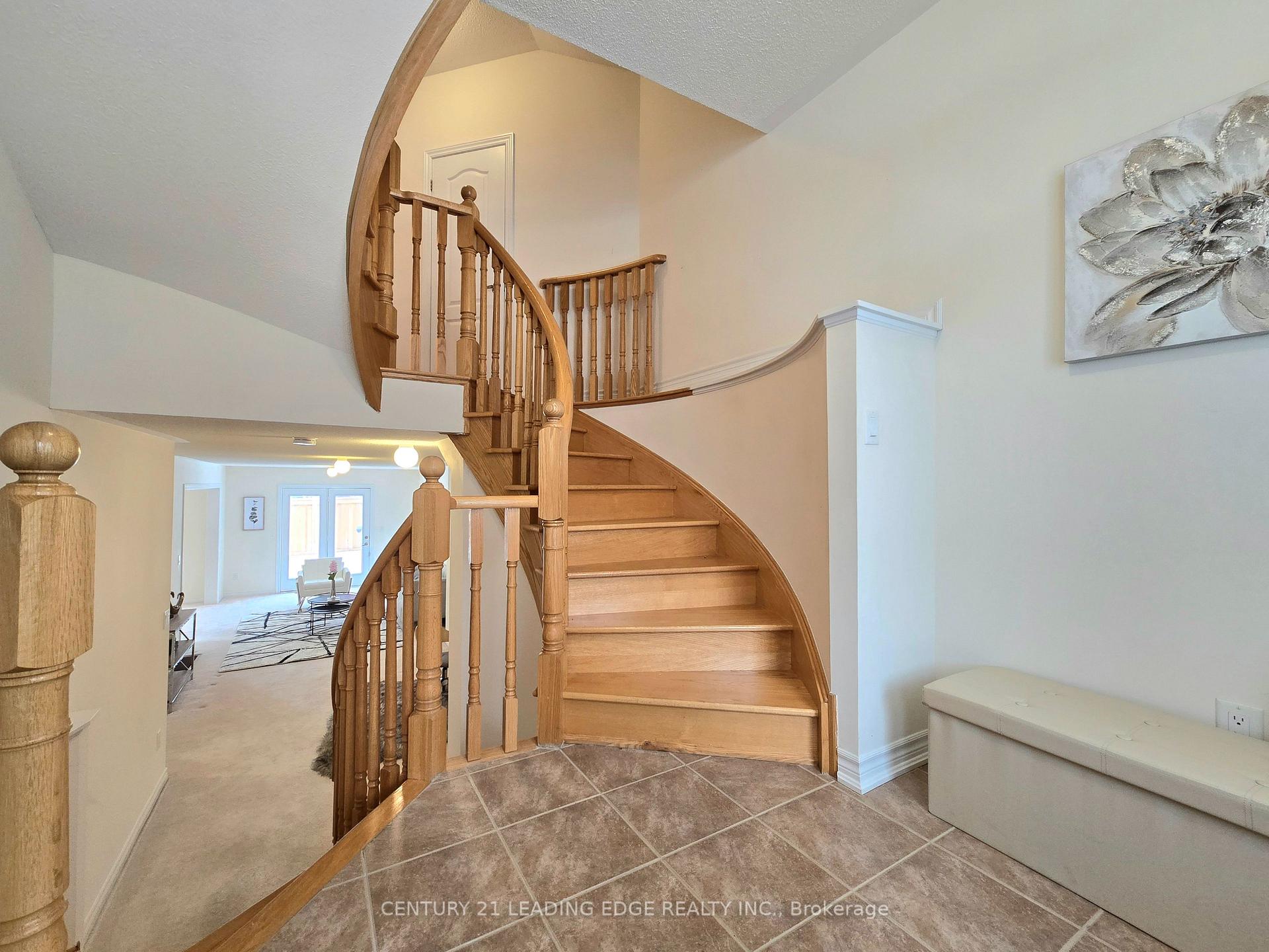 Photo 3 of 19 Living Crescent, Markham, Victoria Square — HOMEH