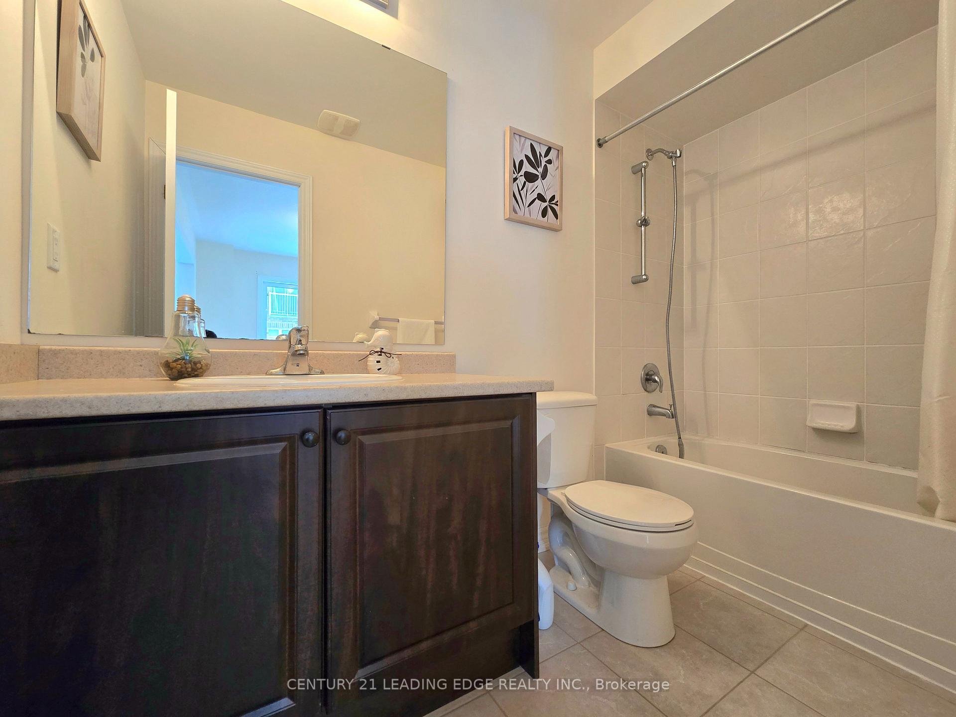 Photo 5 of 19 Living Crescent, Markham, Victoria Square — HOMEH