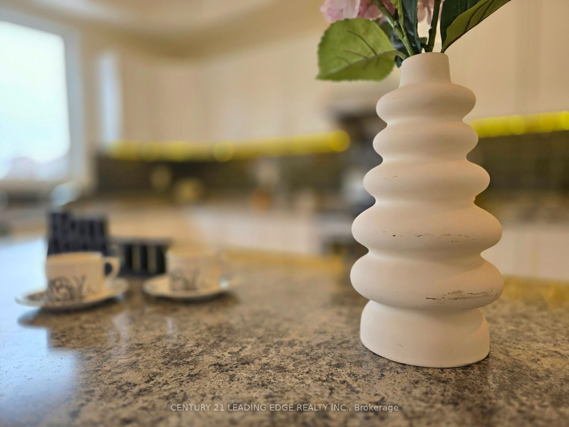Photo 8 of 19 Living Crescent, Markham, Victoria Square — HOMEH