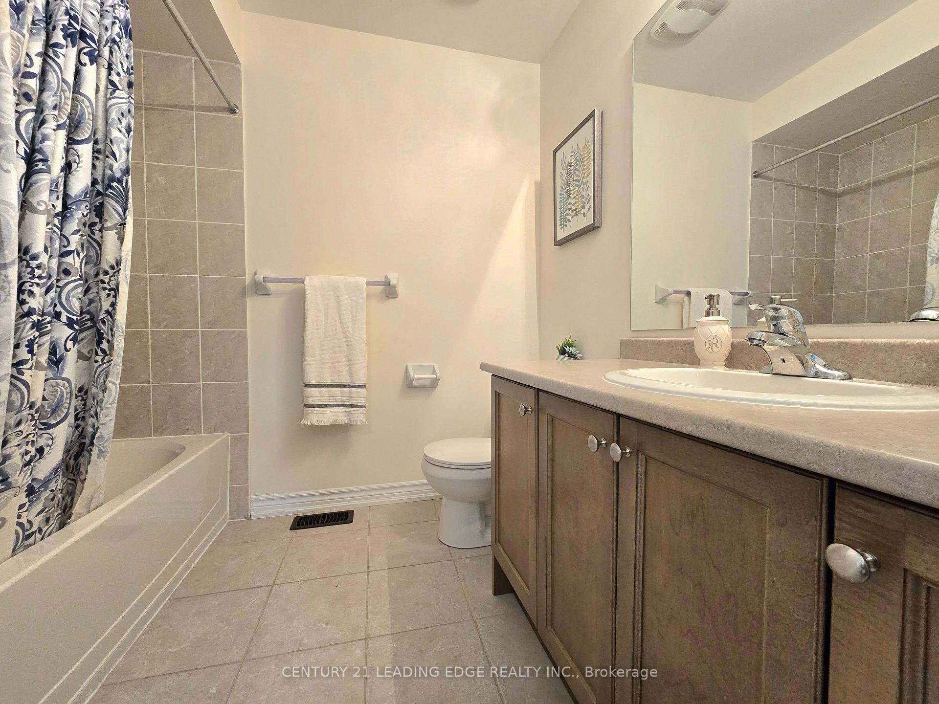 Photo 17 of 19 Living Crescent, Markham, Victoria Square — HOMEH