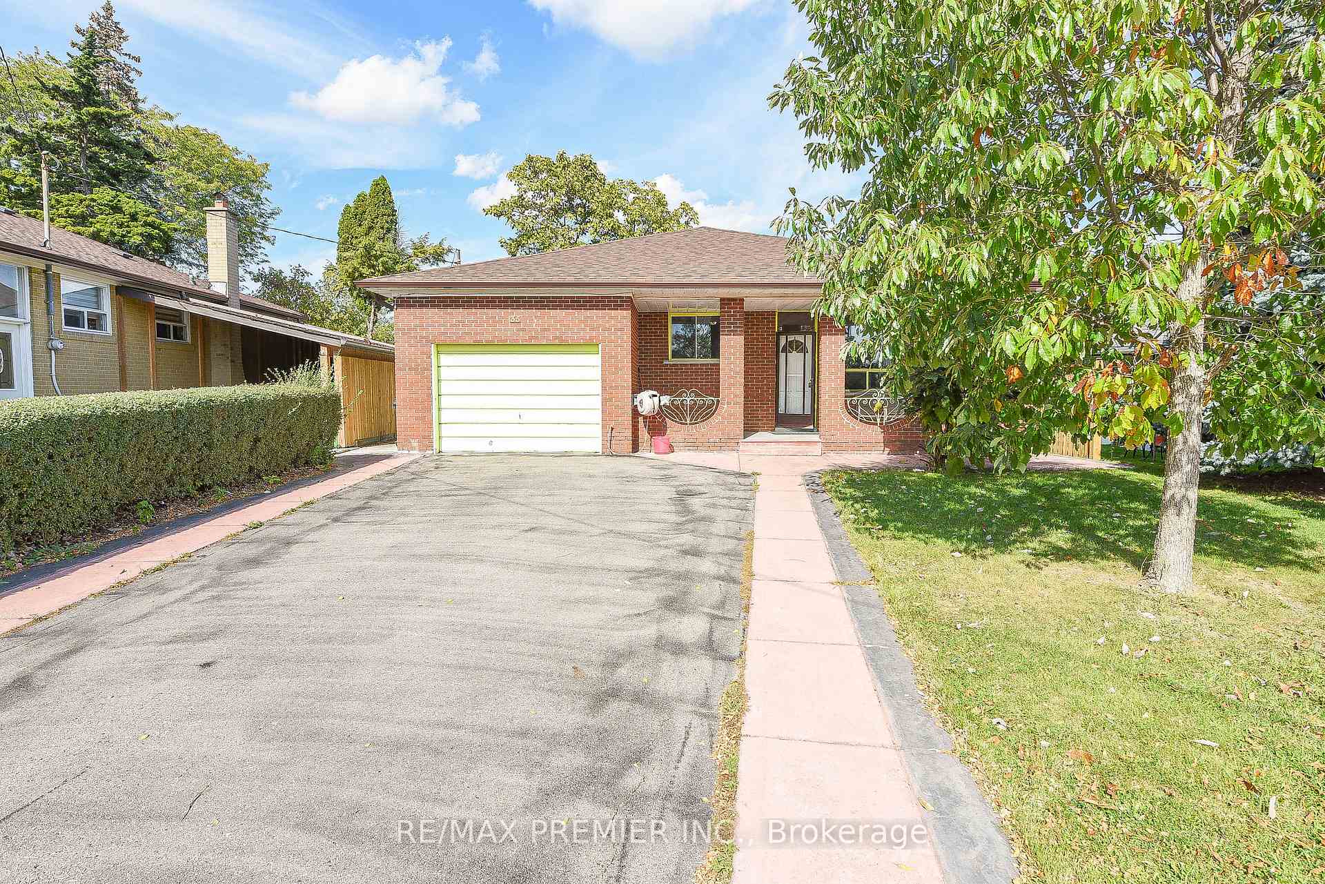 Photo 11 of 35 Taysham Crescent, Etobicoke, Thistletown-Beaumonde Heights — HOMEH