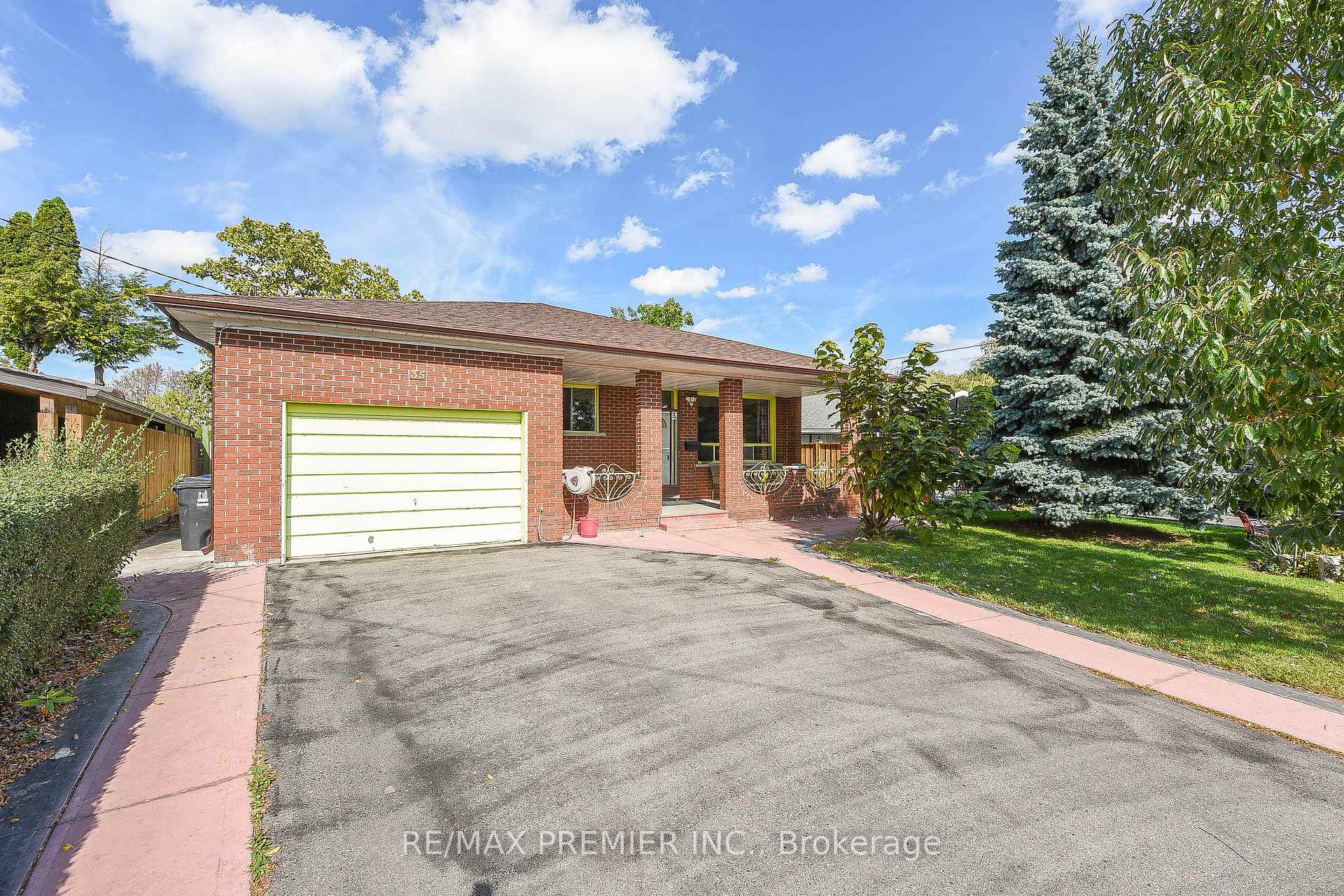 Photo 2 of 35 Taysham Crescent, Etobicoke, Thistletown-Beaumonde Heights — HOMEH