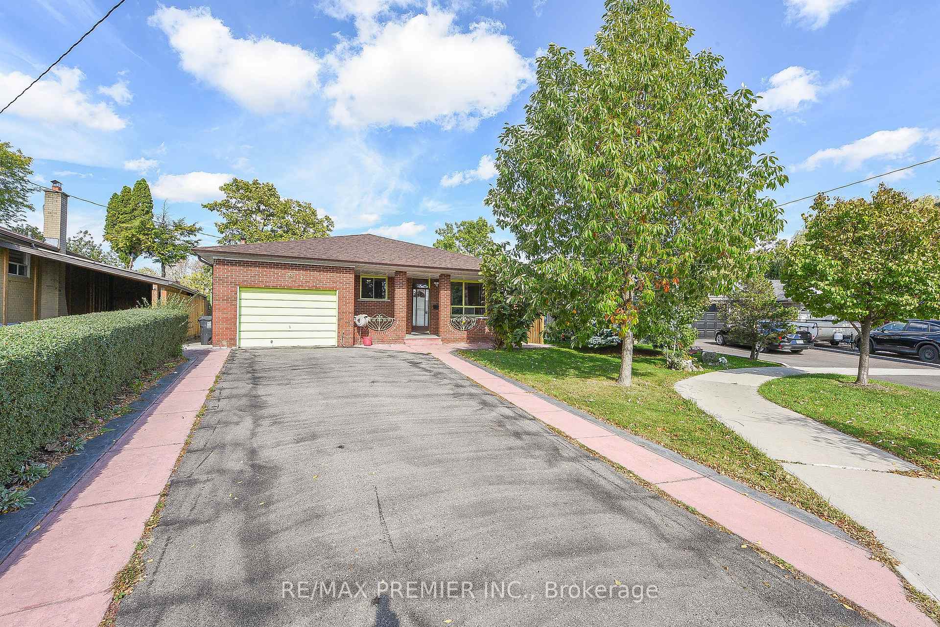 Photo 12 of 35 Taysham Crescent, Etobicoke, Thistletown-Beaumonde Heights — HOMEH