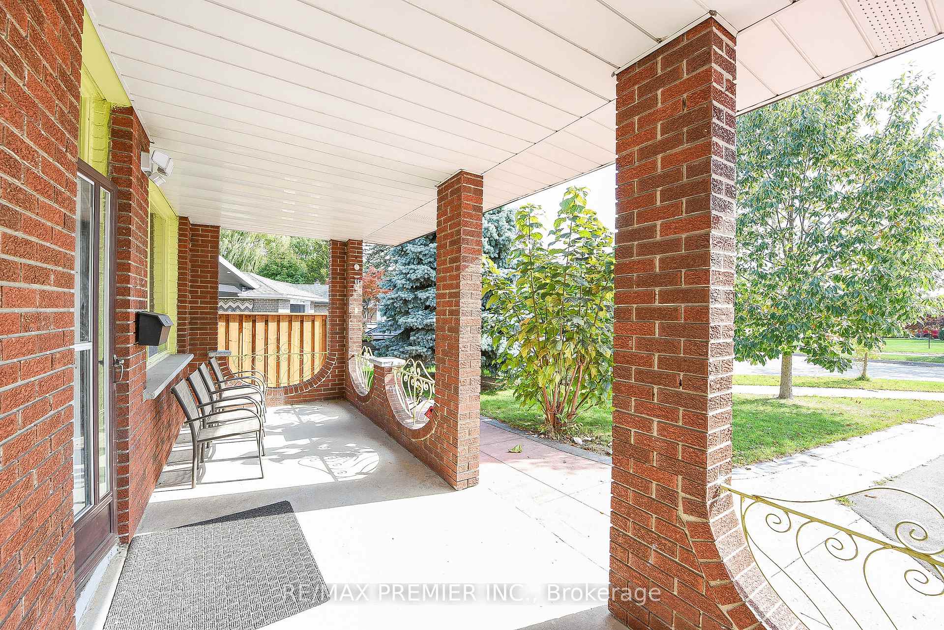 Photo 9 of 35 Taysham Crescent, Etobicoke, Thistletown-Beaumonde Heights — HOMEH