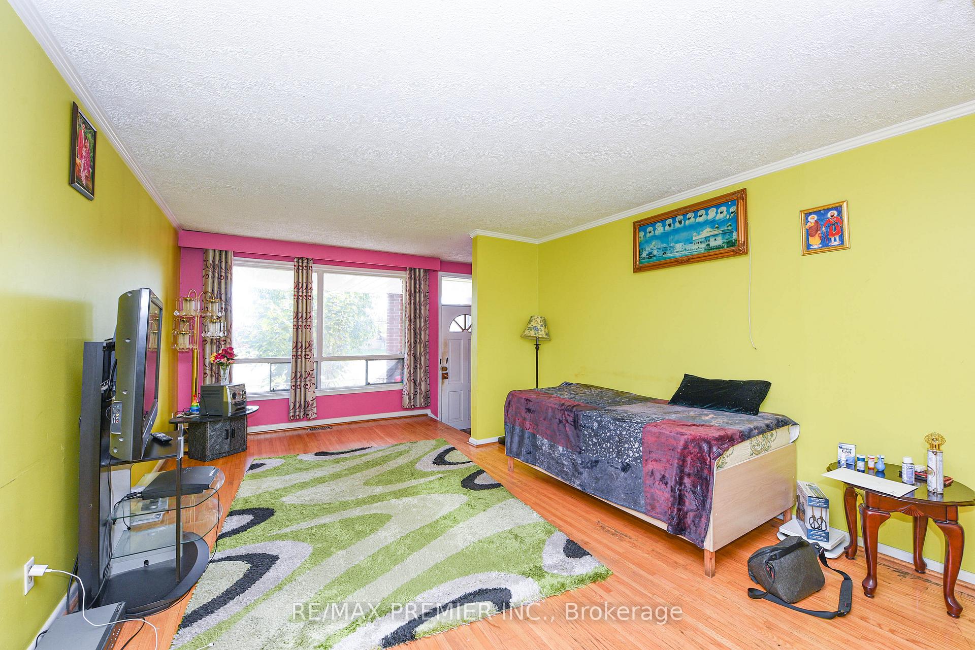 Photo 18 of 35 Taysham Crescent, Etobicoke, Thistletown-Beaumonde Heights — HOMEH