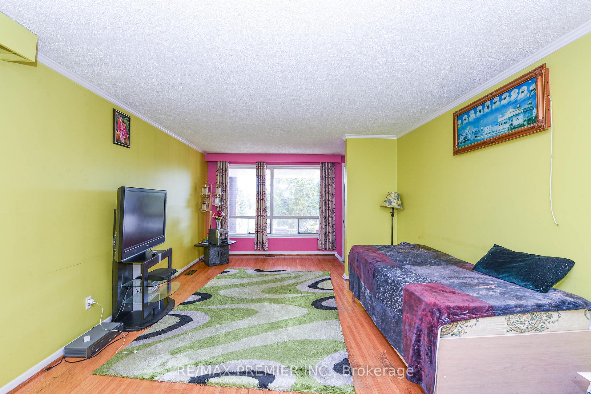 Photo 13 of 35 Taysham Crescent, Etobicoke, Thistletown-Beaumonde Heights — HOMEH