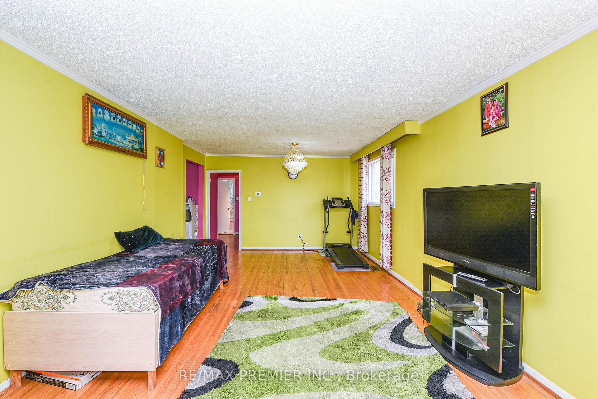 Photo 24 of 35 Taysham Crescent, Etobicoke, Thistletown-Beaumonde Heights — HOMEH