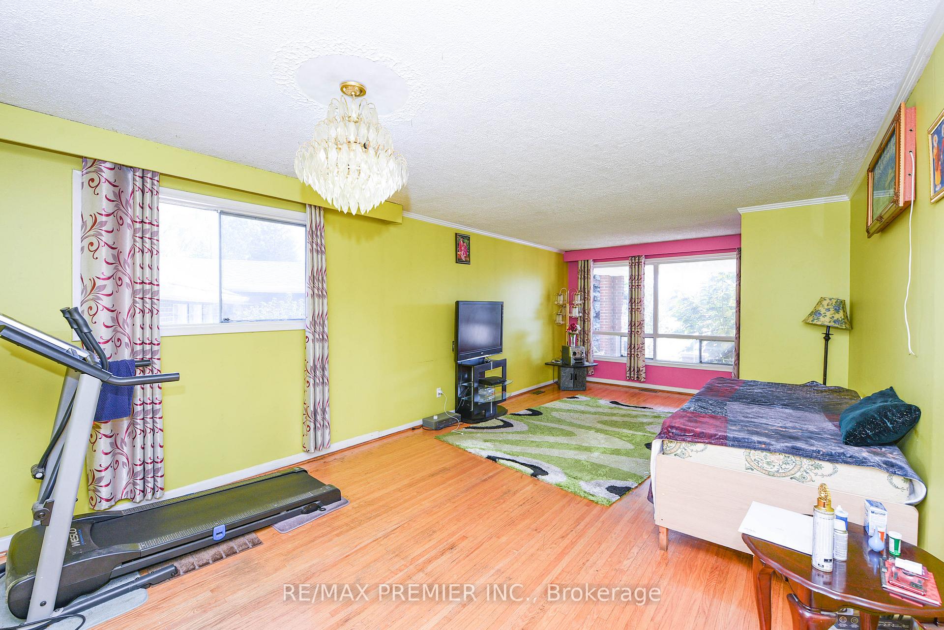 Photo 3 of 35 Taysham Crescent, Etobicoke, Thistletown-Beaumonde Heights — HOMEH