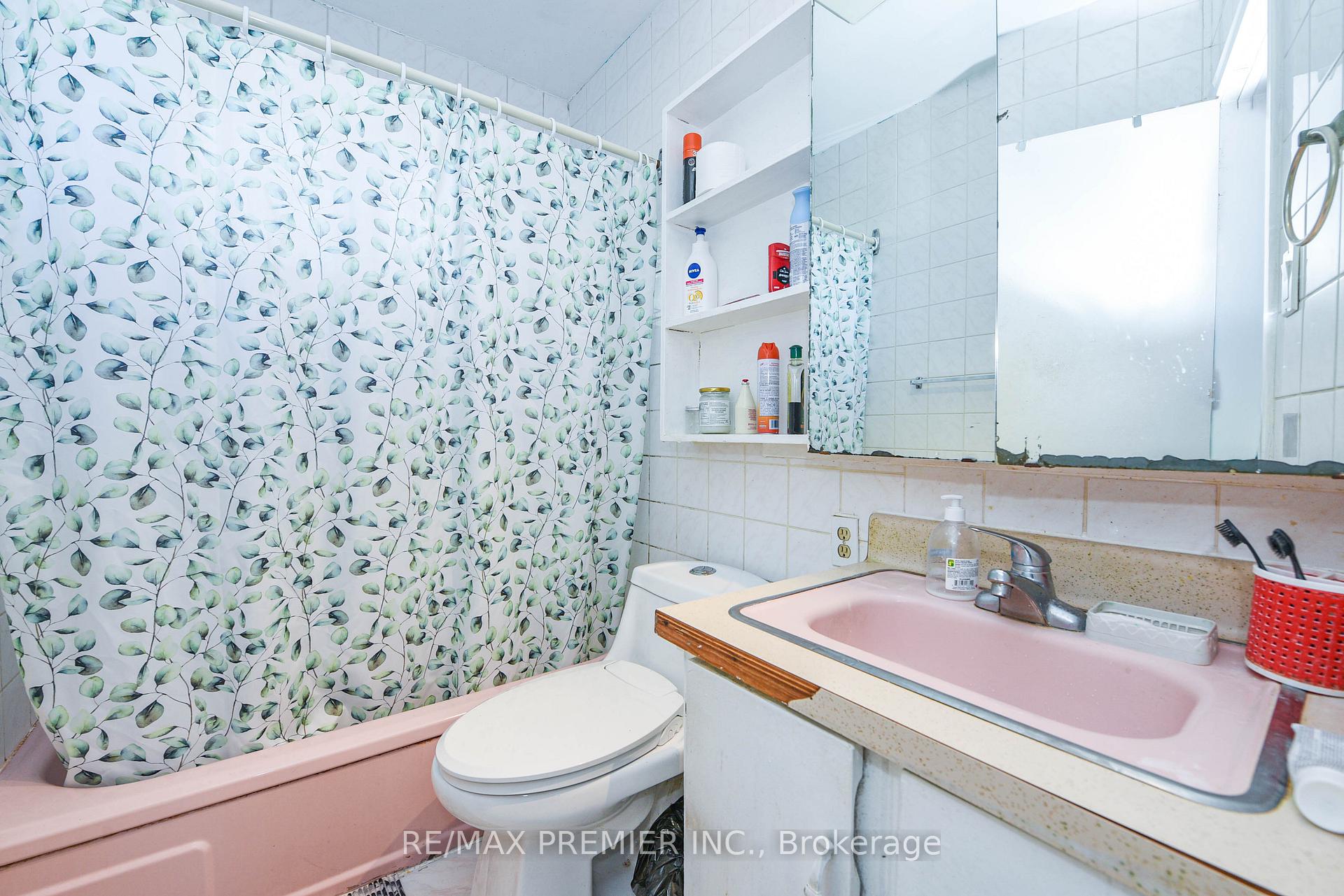 Photo 4 of 35 Taysham Crescent, Etobicoke, Thistletown-Beaumonde Heights — HOMEH