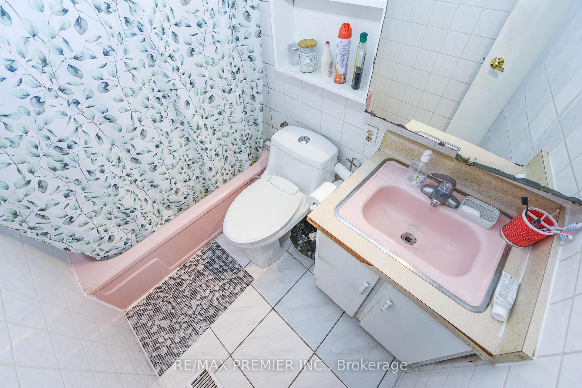 Photo 10 of 35 Taysham Crescent, Etobicoke, Thistletown-Beaumonde Heights — HOMEH