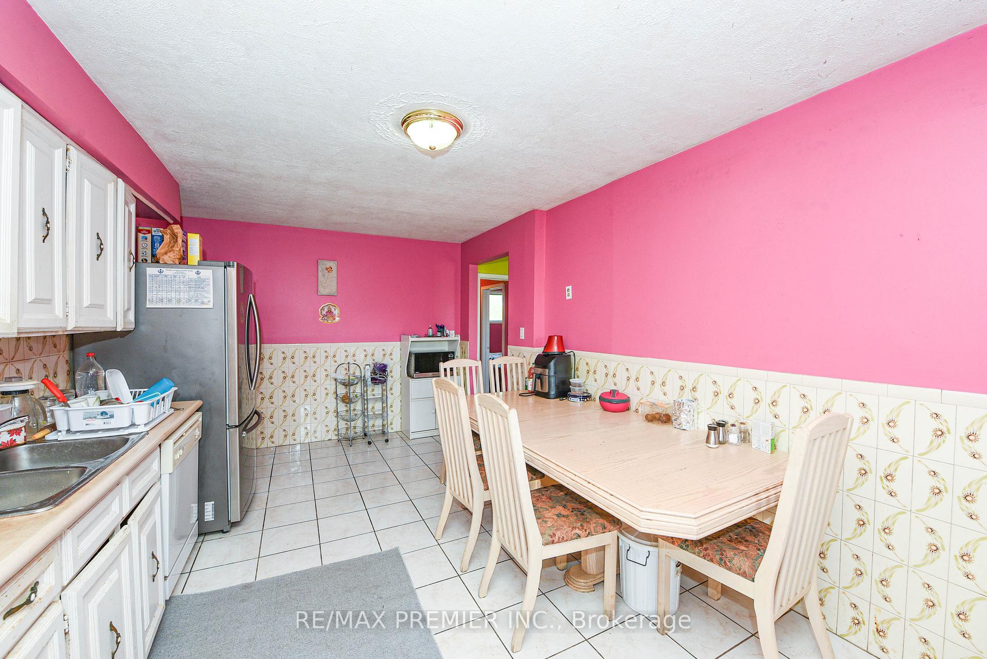 Photo 8 of 35 Taysham Crescent, Etobicoke, Thistletown-Beaumonde Heights — HOMEH