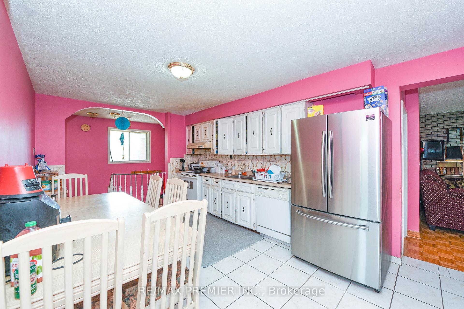 Photo 17 of 35 Taysham Crescent, Etobicoke, Thistletown-Beaumonde Heights — HOMEH