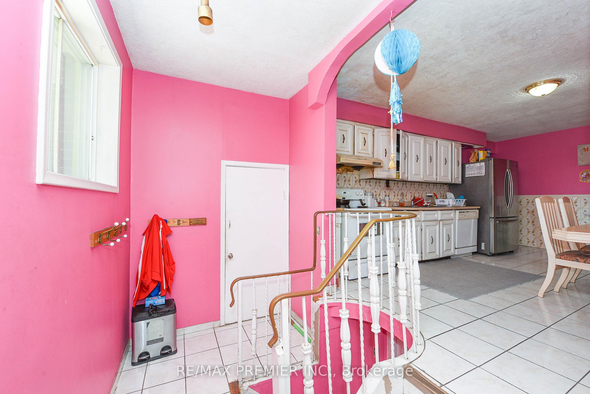 Photo 23 of 35 Taysham Crescent, Etobicoke, Thistletown-Beaumonde Heights — HOMEH