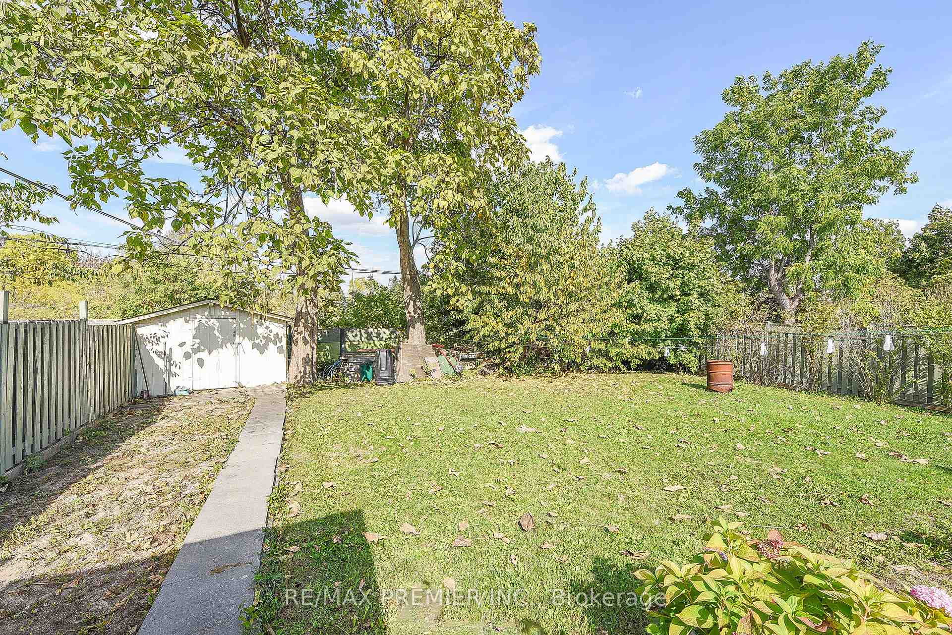 Photo 16 of 35 Taysham Crescent, Etobicoke, Thistletown-Beaumonde Heights — HOMEH