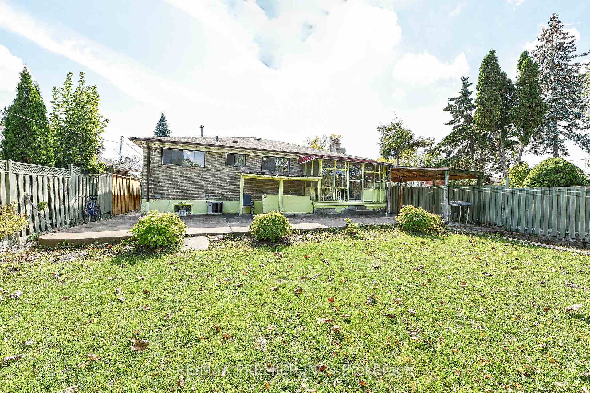 Photo 32 of 35 Taysham Crescent, Etobicoke, Thistletown-Beaumonde Heights — HOMEH